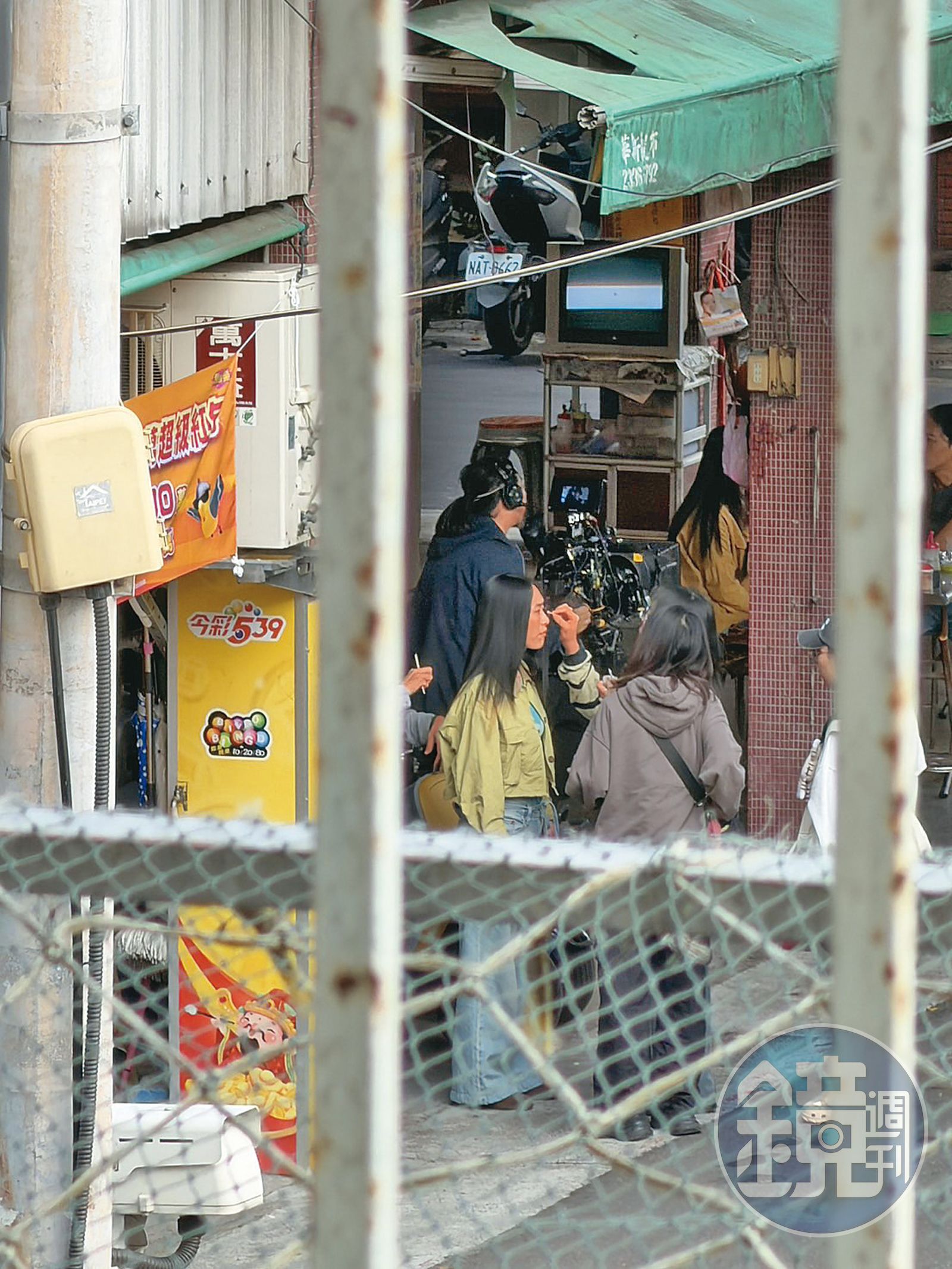 14：41，吳可熙站在馬路邊讓工作團隊幫她整理妝髮，準備上場對戲