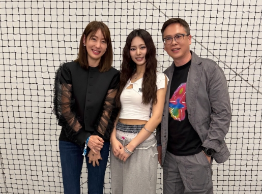 賈永婕曬周子瑜合照，老公被抓包「把她P掉」。（翻攝自賈永婕臉書）