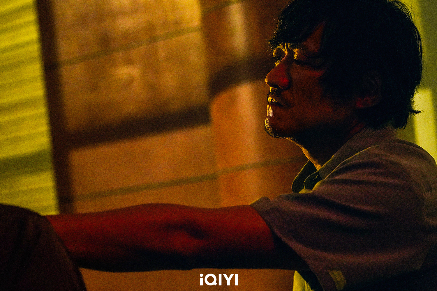 秦昊在《三大隊》追緝凶嫌王大勇(陳明昊飾演)多年,終於將其繩之以法。(iQIYI國際站提供)