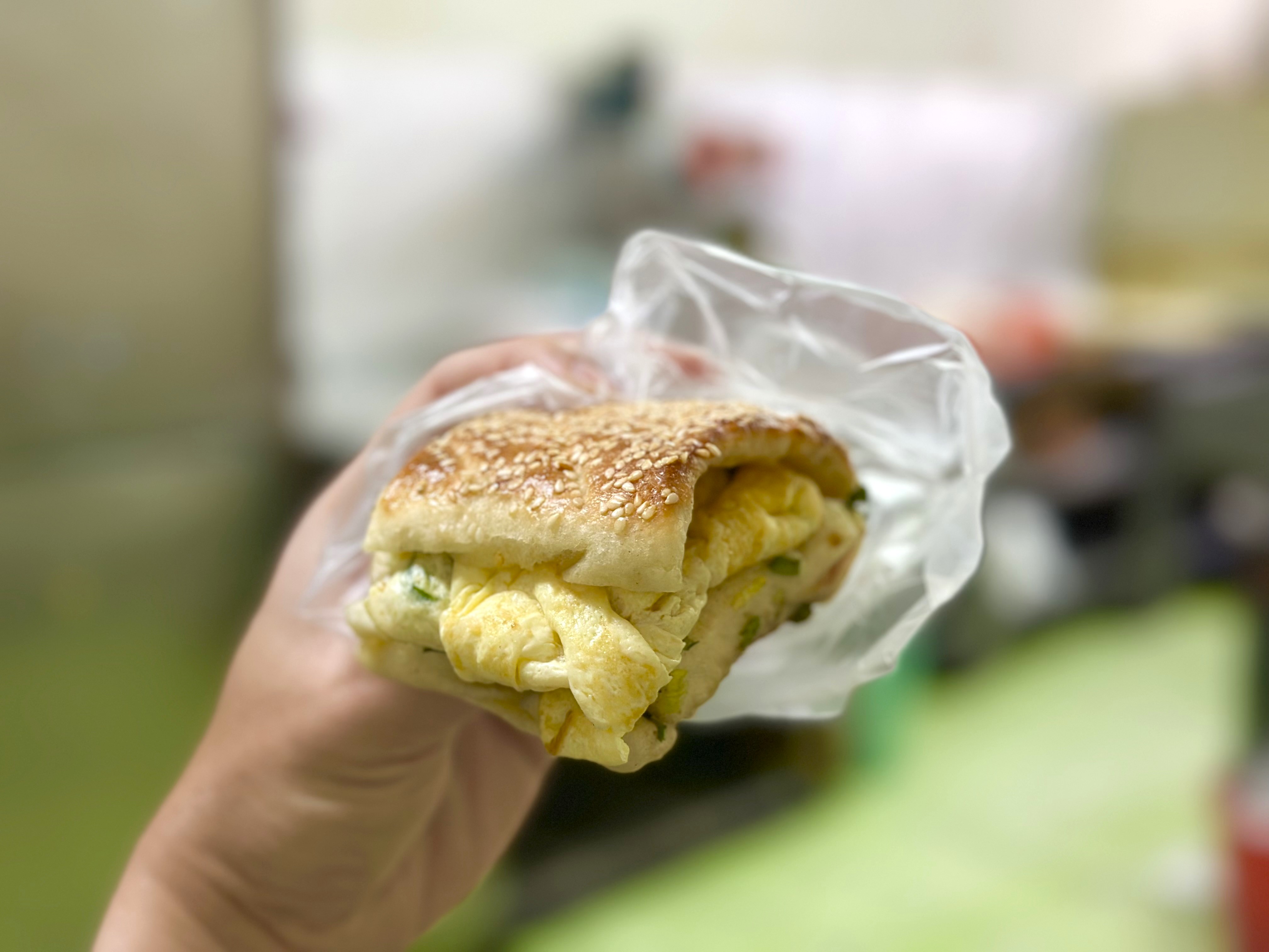 「永和佳香豆漿」的「胡椒蔥餅」做得相當出色，時常提早賣完，想吃得趁早。