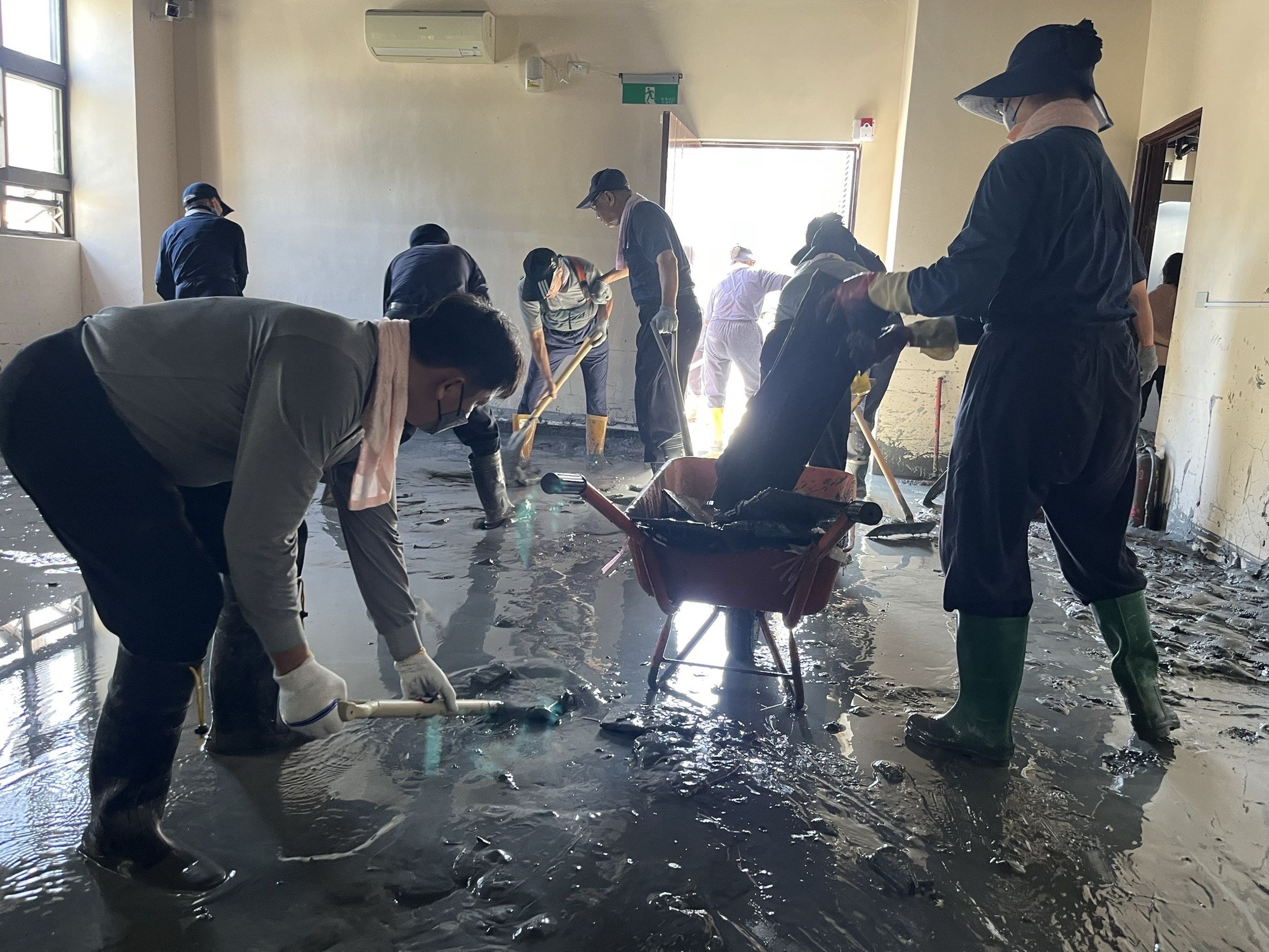 慈濟行動廚房每日提供近5,000份熱食,花蓮慈濟醫院設立三處醫療站,四大志業全面支援,一週內完成大部分清理工作。(慈濟慈善事業基金會提供)