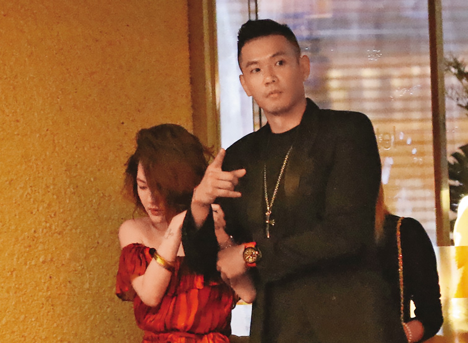 2017年，小S（左）被拍到和好友慶生後喝茫，被黑人（右）攙扶。