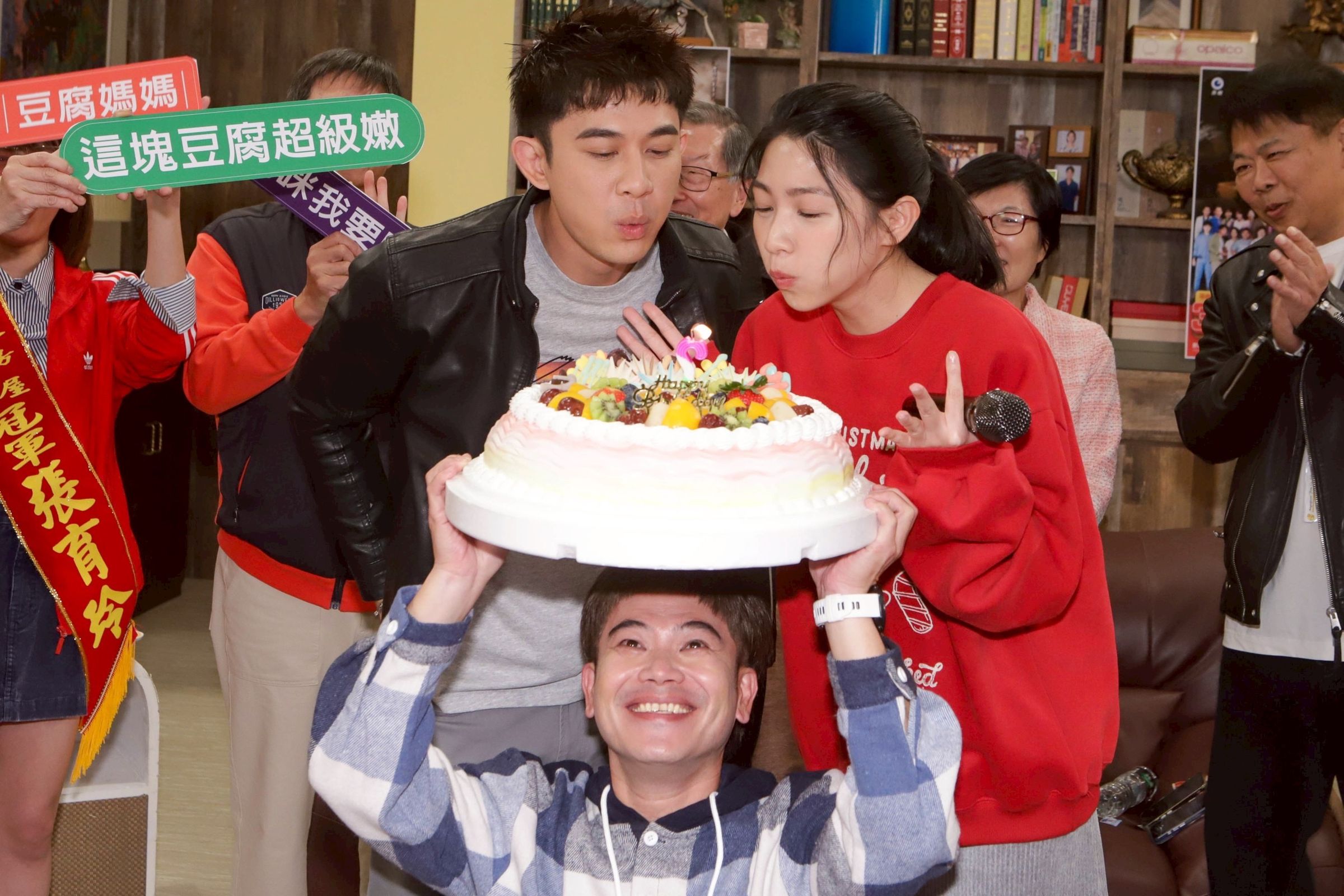 12月壽星曾子益、曾智希驚喜獲慶生祝福，兩人感動又開心。（民視提供）