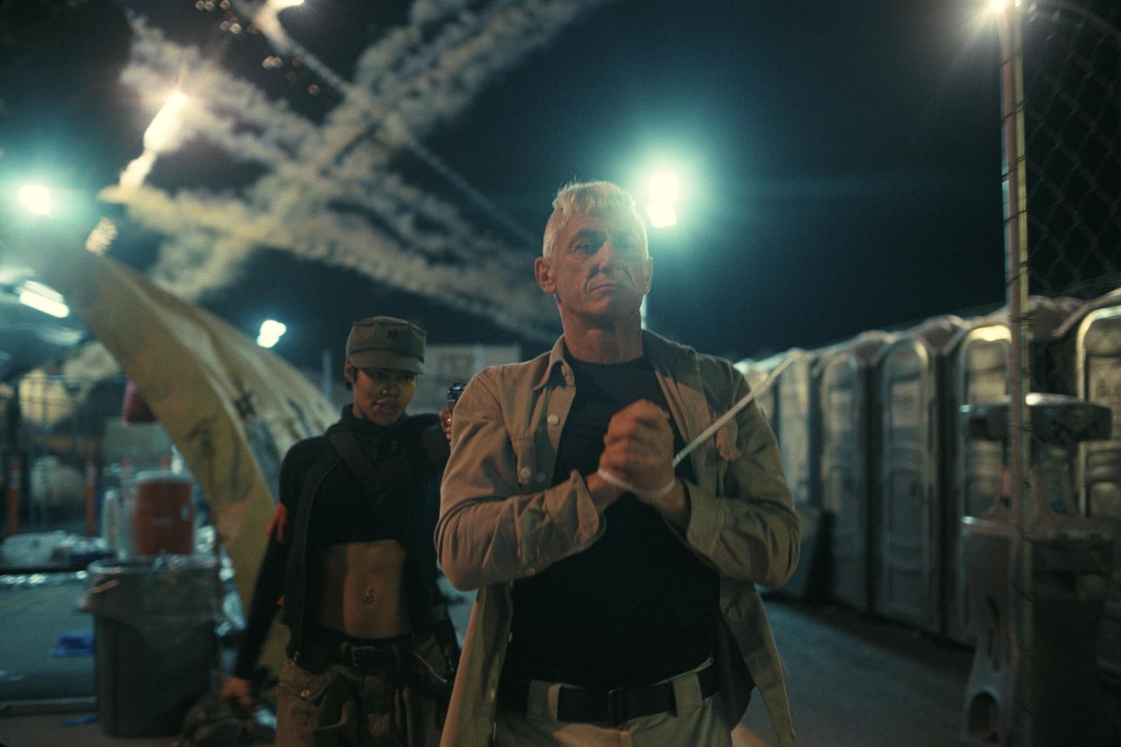 西恩潘在《一戰再戰》飾演冷酷且帶有病態心理的軍官，一舉奪得本屆奧斯卡男配角獎，但他本人卻未出席領獎。（華納兄弟提供）