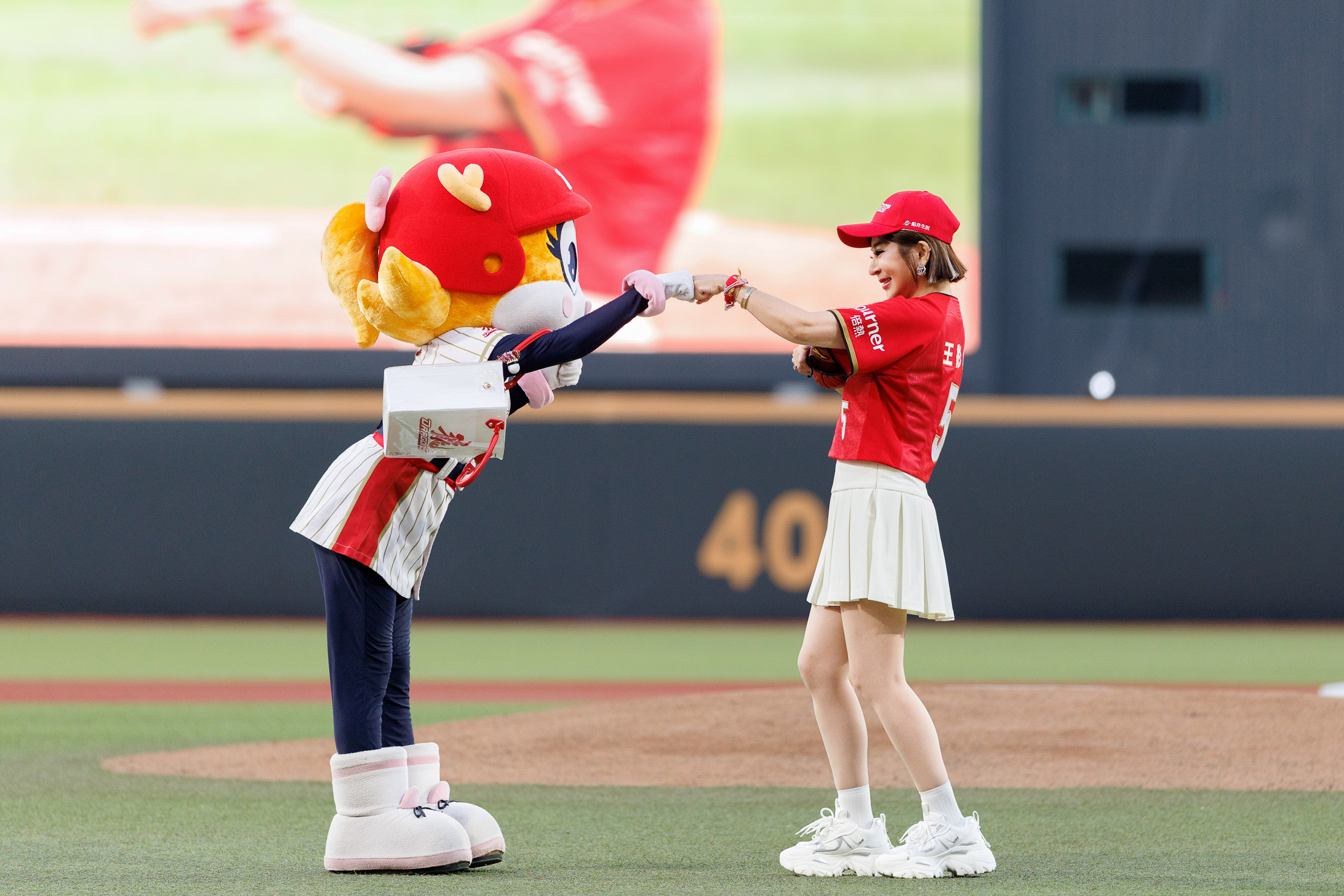 王彩樺開心和球隊吉祥物互動。船井生醫