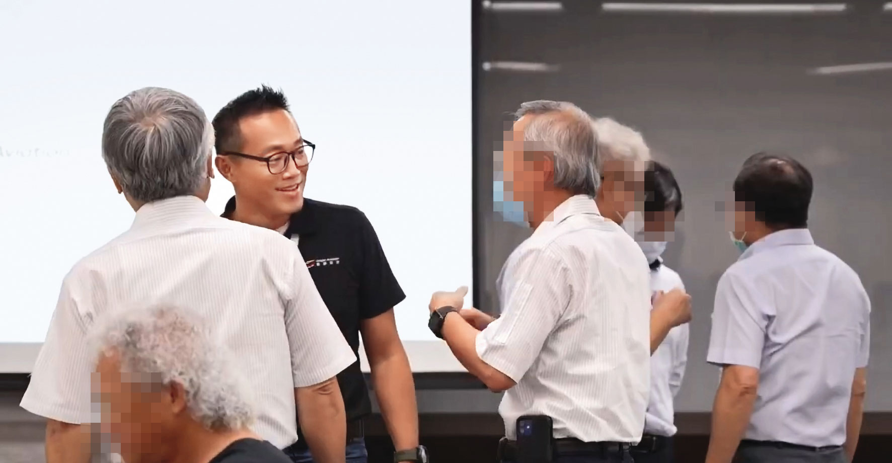 勁捷董事長丁應傑（黑衣者）說明經營方向，尋求資金支持。（翻攝勁捷航空募資說明會宣傳片）