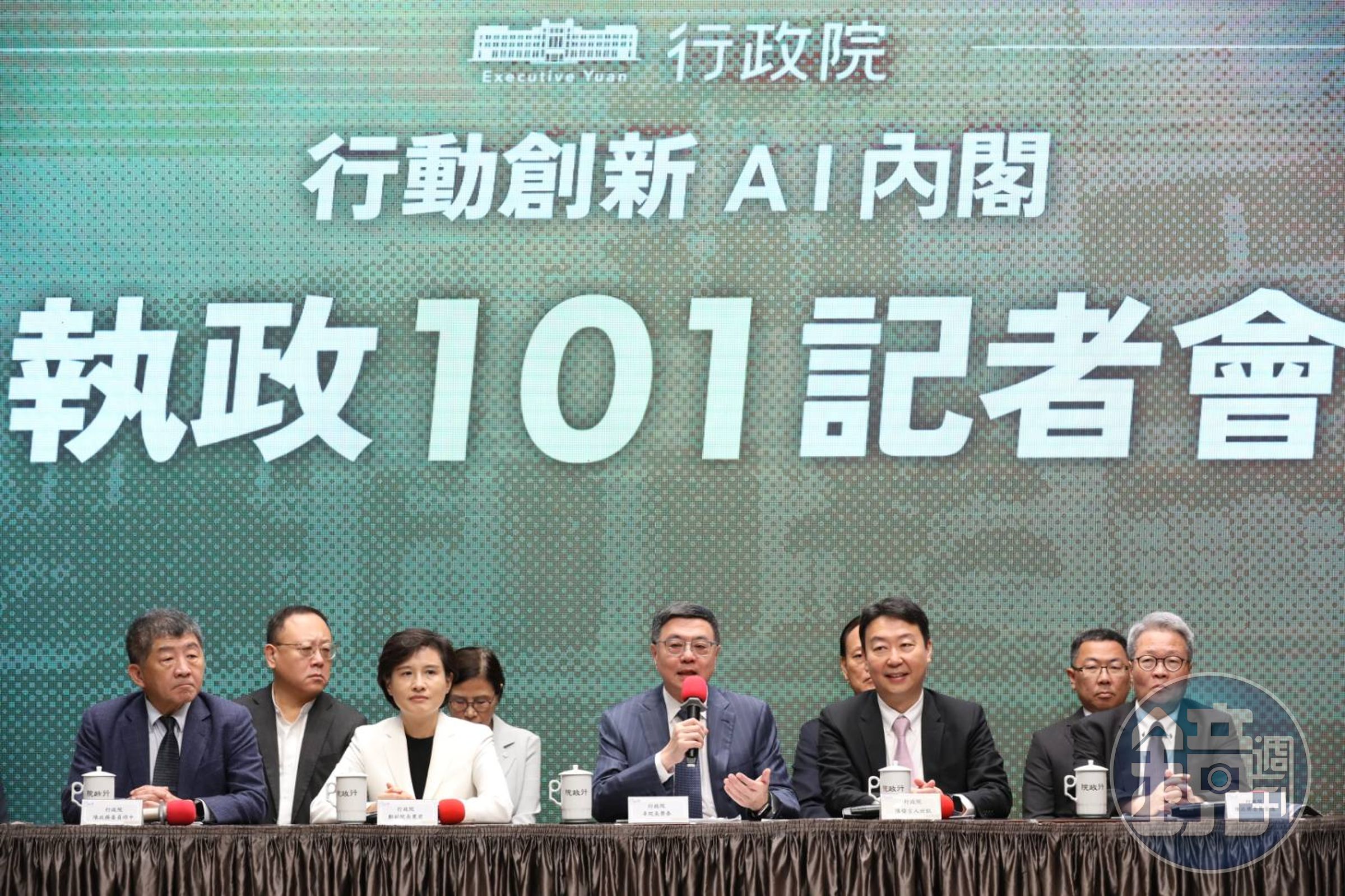 卓榮泰今天率團對召開「行動創新AI內閣執政101記者會」。