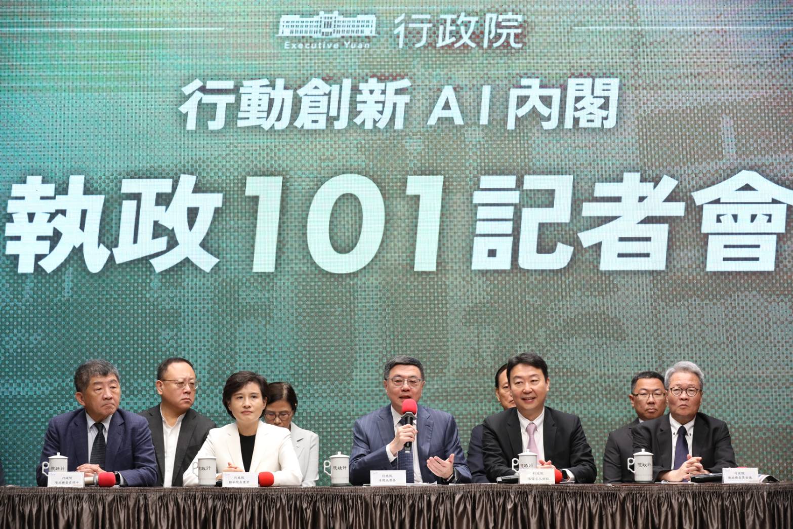 卓榮泰今天率團對召開「行動創新AI內閣執政101記者會」。