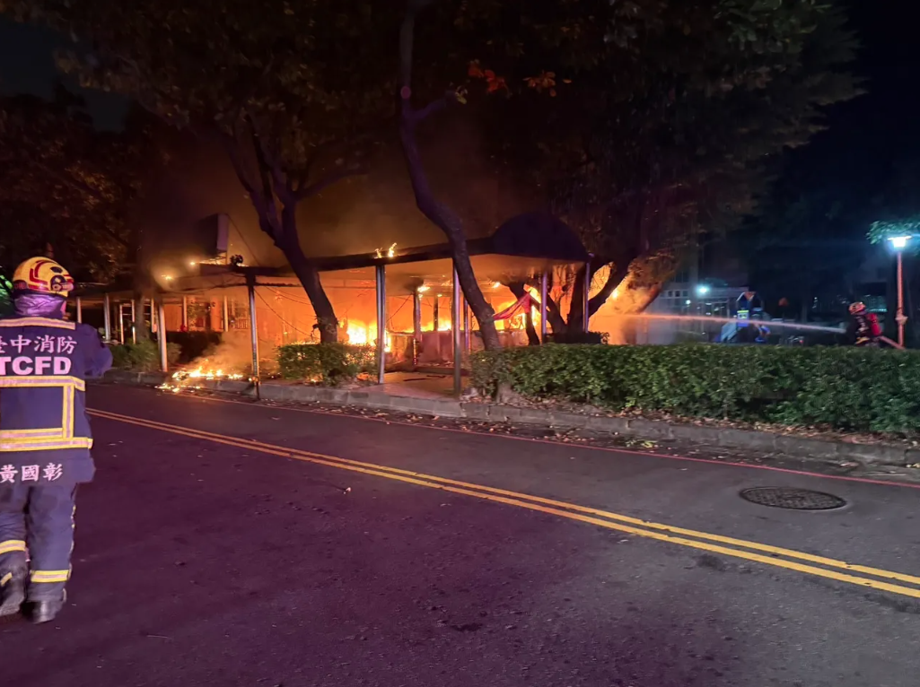 台中市西區一處土地公廟26日晚間遭祝融，疑似為2名孩童玩點火器造成走火。（民眾提供）