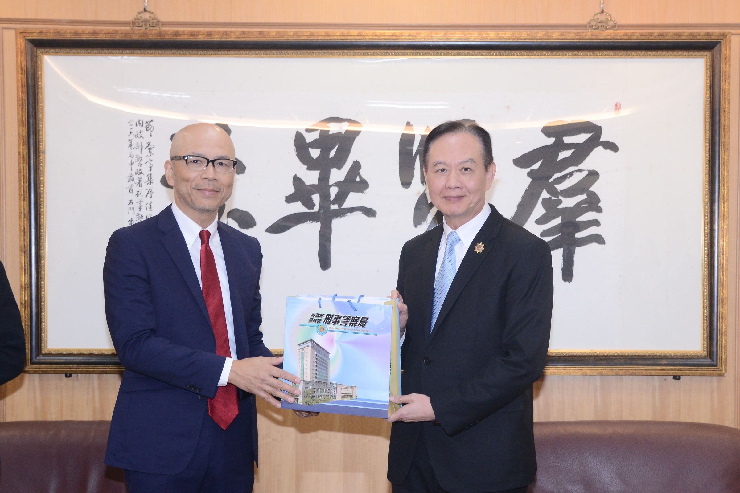 CODA代表執行長伊奈正晴（左）、刑事局長周幼偉（右）雙方表達合作意願。（刑事局提供）