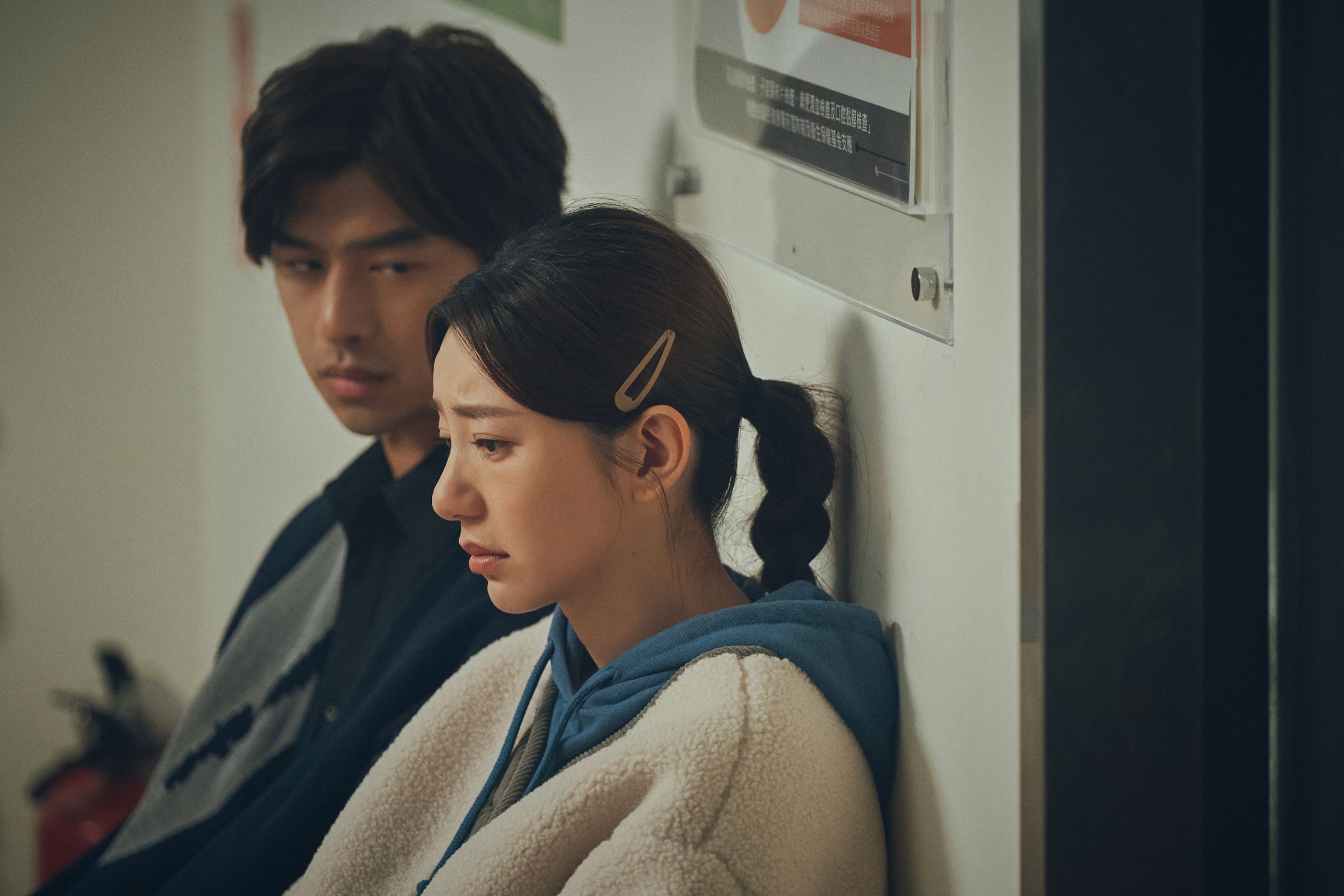 《不如海邊吹吹風》郭雪芙相當擔心家人病情，陳柏霖默默陪伴在旁。（大川大立提供）