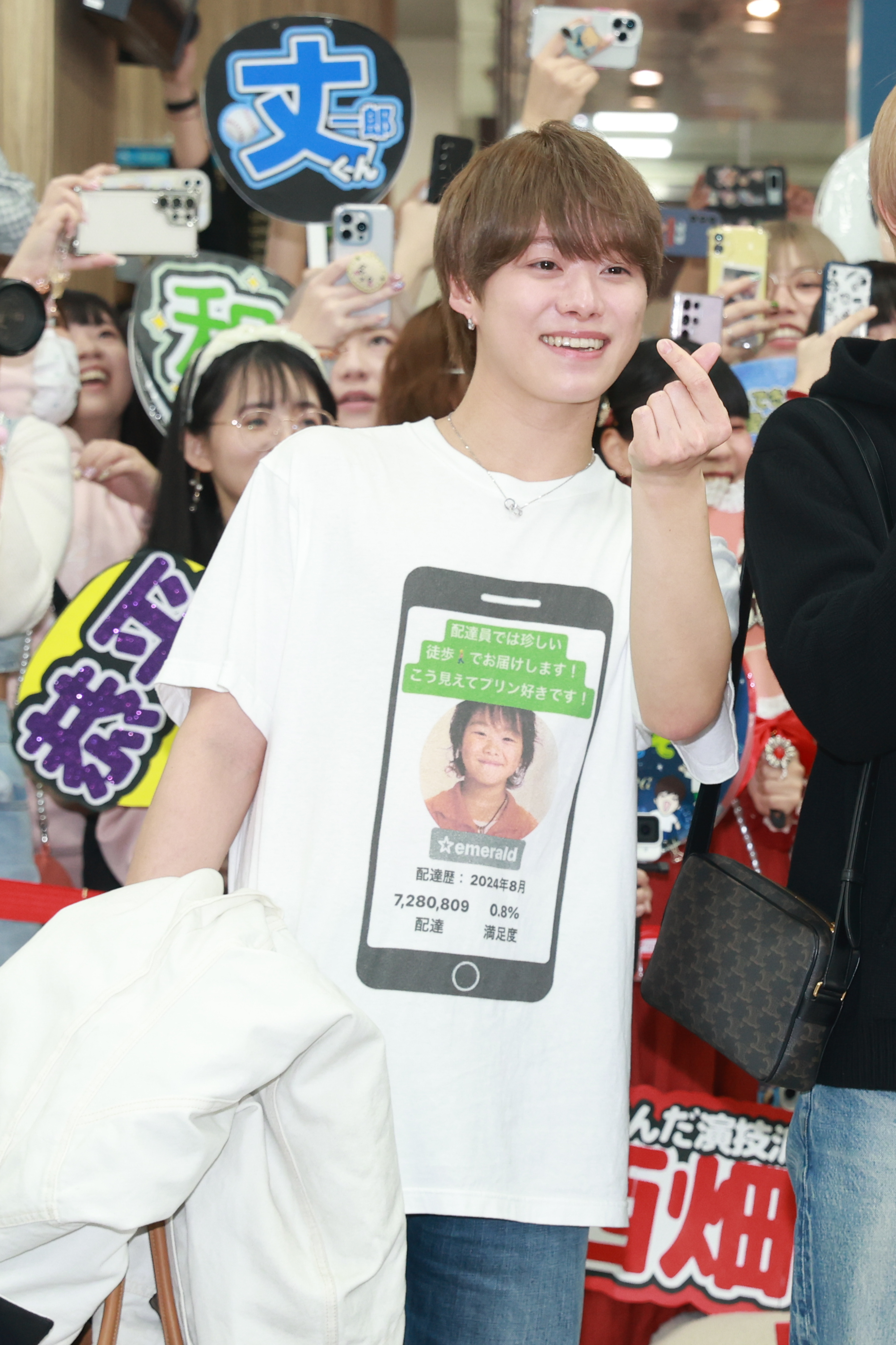 大橋和也這身打扮相當吸睛，宛如外送員檔案的圖案設計，還有他小時候的照片。