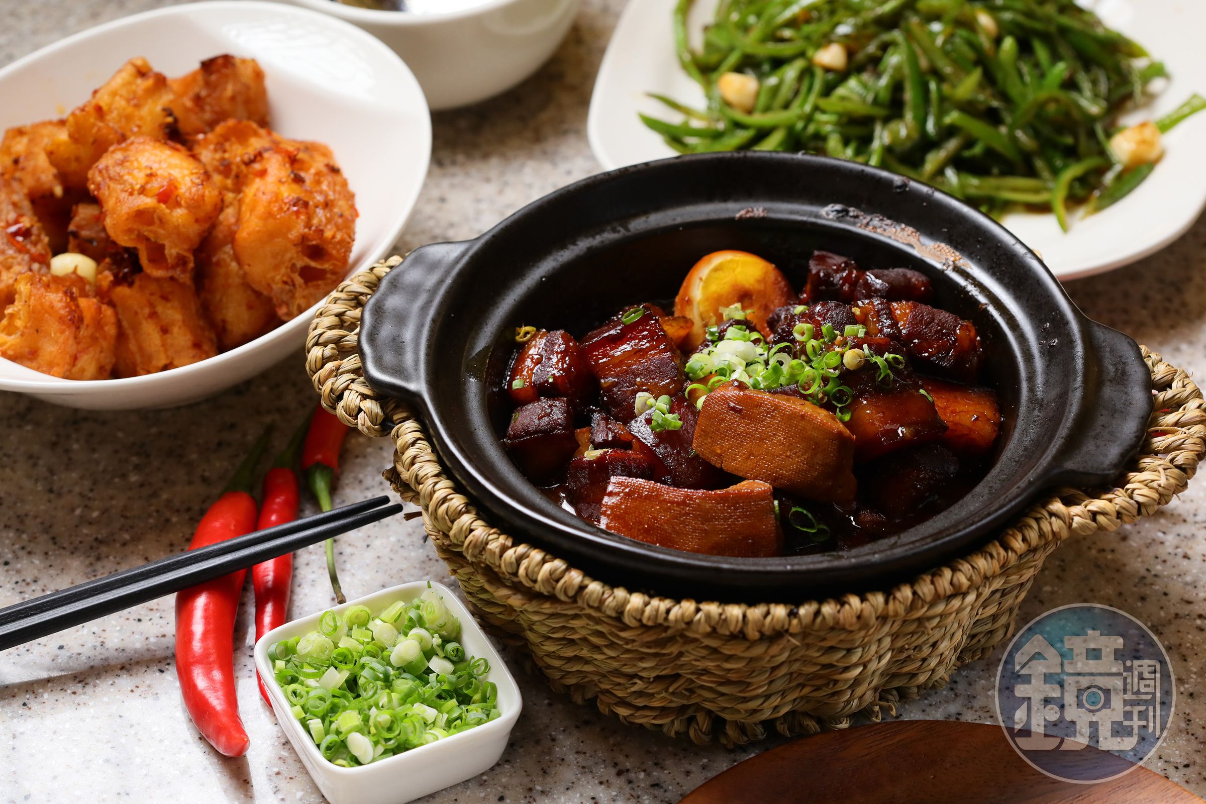 「炒糖紅燒肉燜豆腐」是知名的不辣湘菜代表(前,398元/份),「爆炒青椒扁豆絲」(右後,288元/份)與「蝦餡百花鑲油條」(左後,298元/份)是炒湘湘的創意菜。