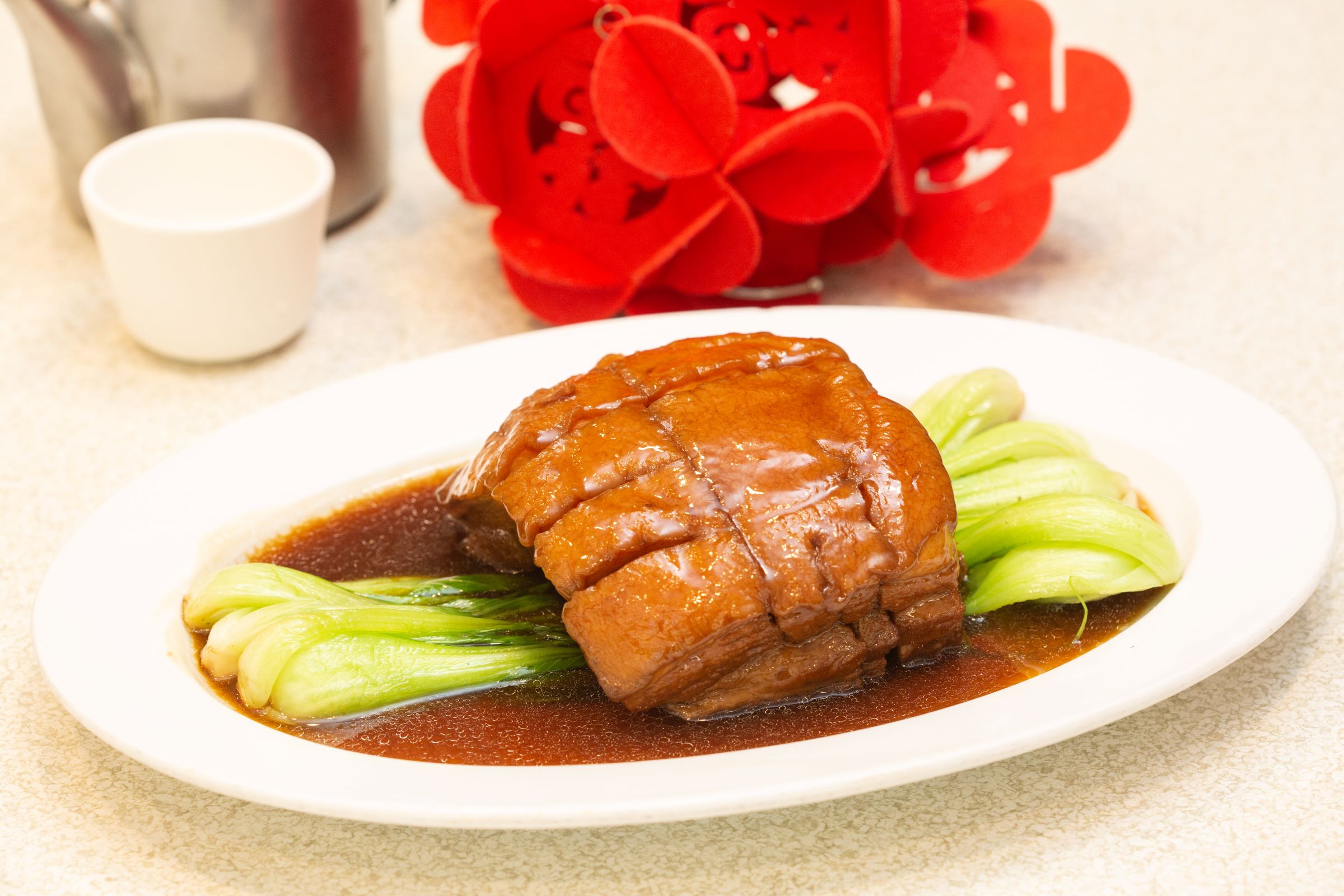 萬字肉是餐廳出名的招牌菜之一，先炸後滷、偏紅燒的三層肉，風味近似東坡肉、爌肉。（620元）