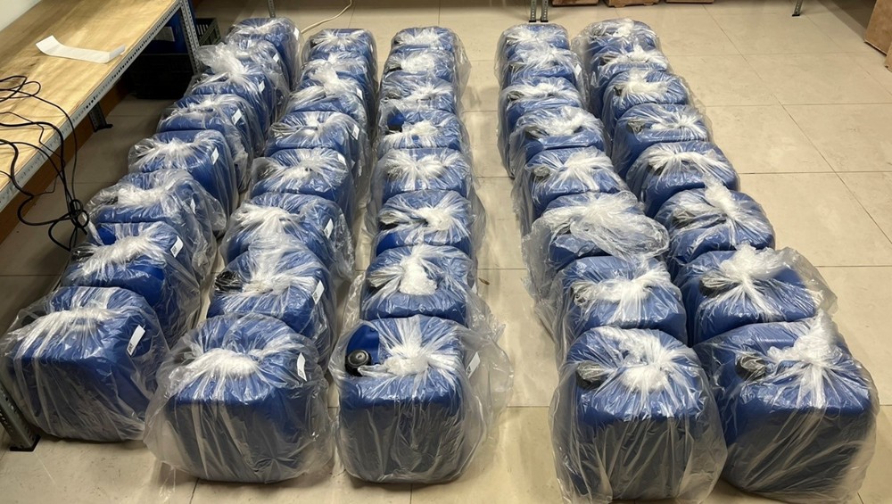 檢調在關口截毒，破獲逾1噸製造「喵喵」的毒品先驅原料。（調查局航業調查處台中調查站提供）