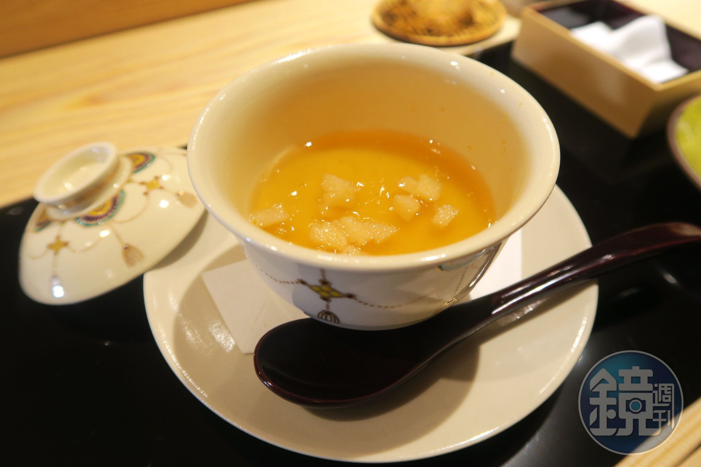 為了呈現茶碗蒸柔滑口感，特別增加高湯用量，頂部綴以鯡魚卵，增添脆口感。