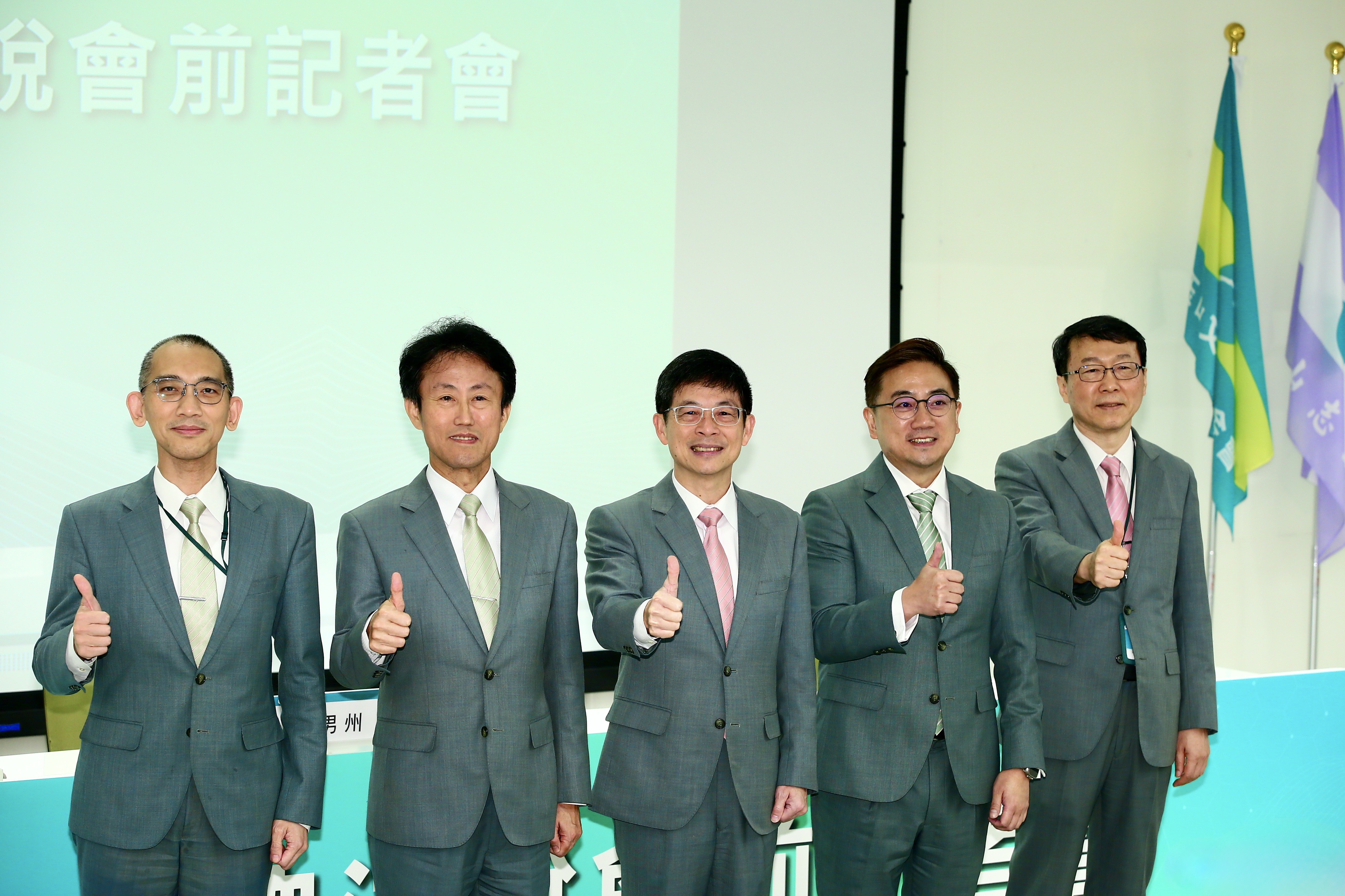 玉山金控上半年表現亮眼。玉山金控董事長黃男州（中）攜手經營團隊出席玉山金控法說會前記者會。玉山金控總經理陳茂欽（左二）、財務長程國榮（左一）、風險長謝冠仁（右一）和保德信投信總經理梅以德（右二）。