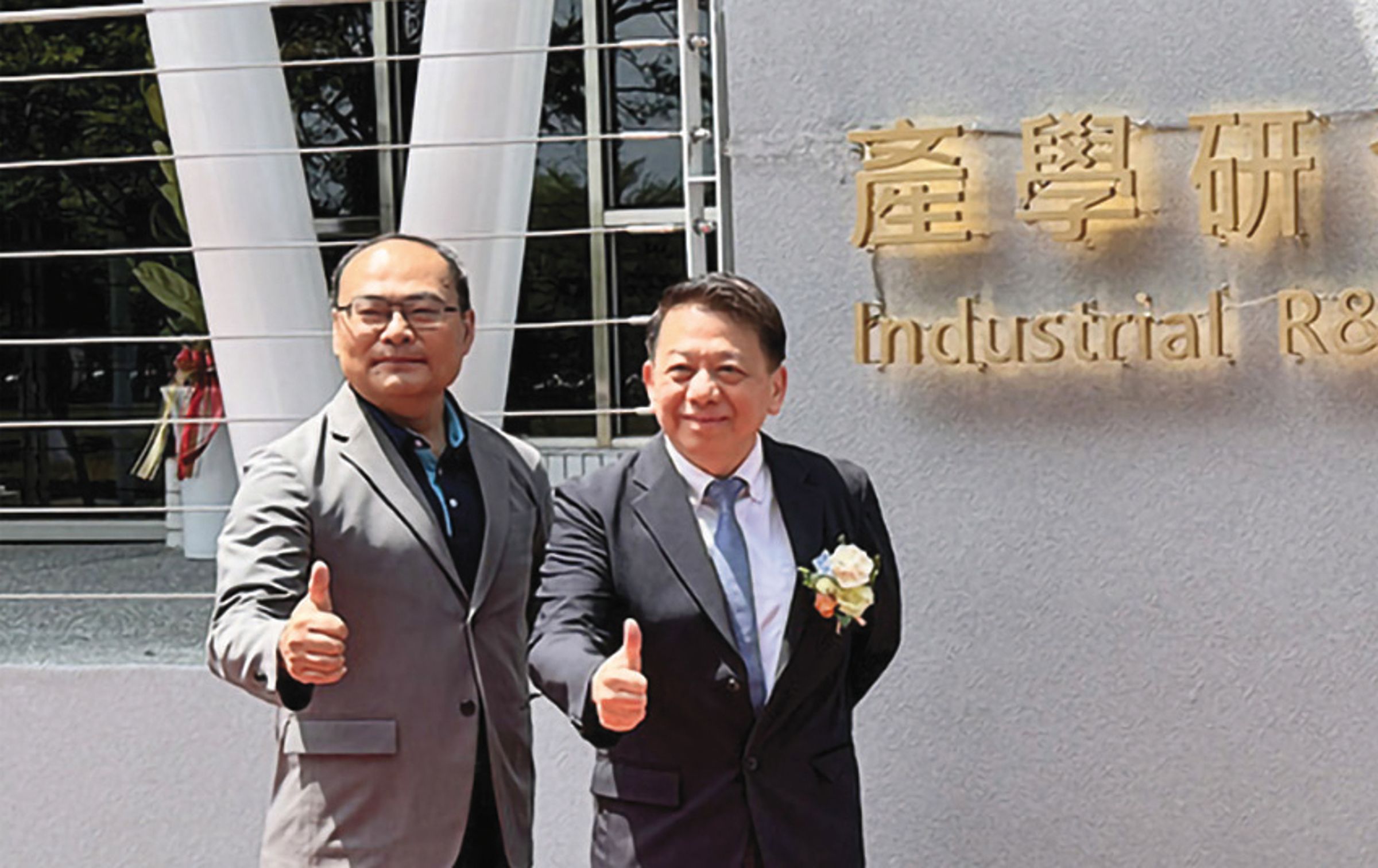 李一民(左)與陳敦基(右)2人關係密切,陳續任校長失利後,李出馬角逐校長,被校內教職員視為陳的人馬。(翻攝高雄餐旅大學官網)