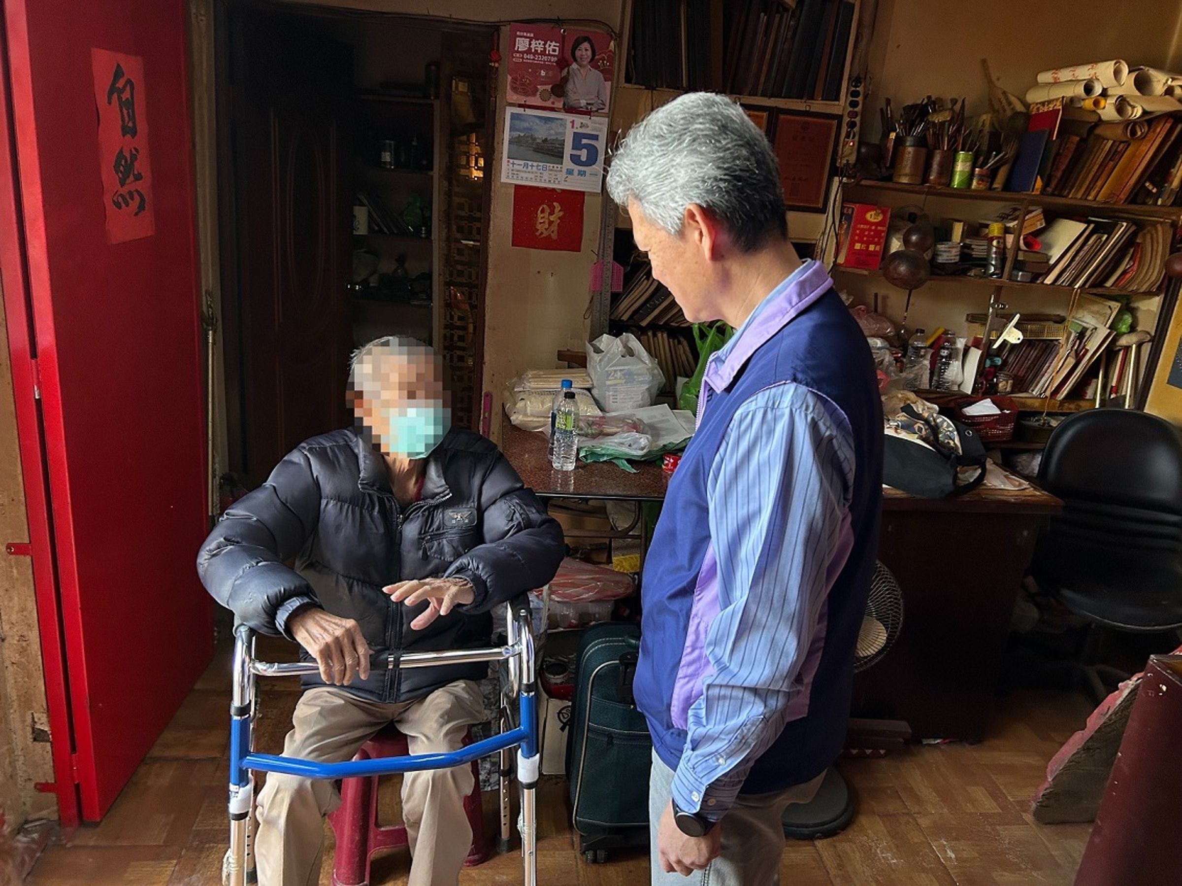 分署長郭景銘(右)帶隊前往慰問。(翻攝畫面)