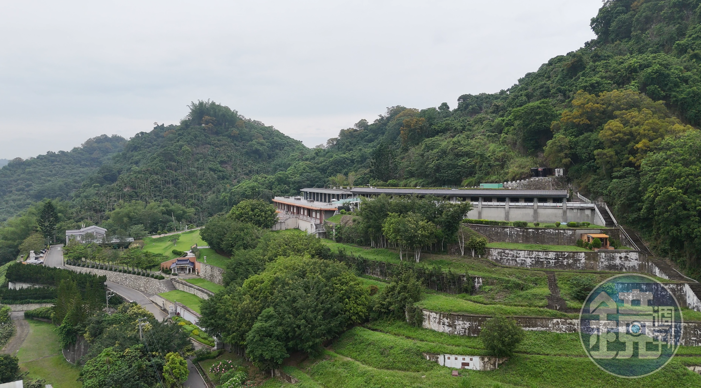 從以前的照片可以發現,山上原本應該是樹木和草地綠油油的一片。(讀者提供)