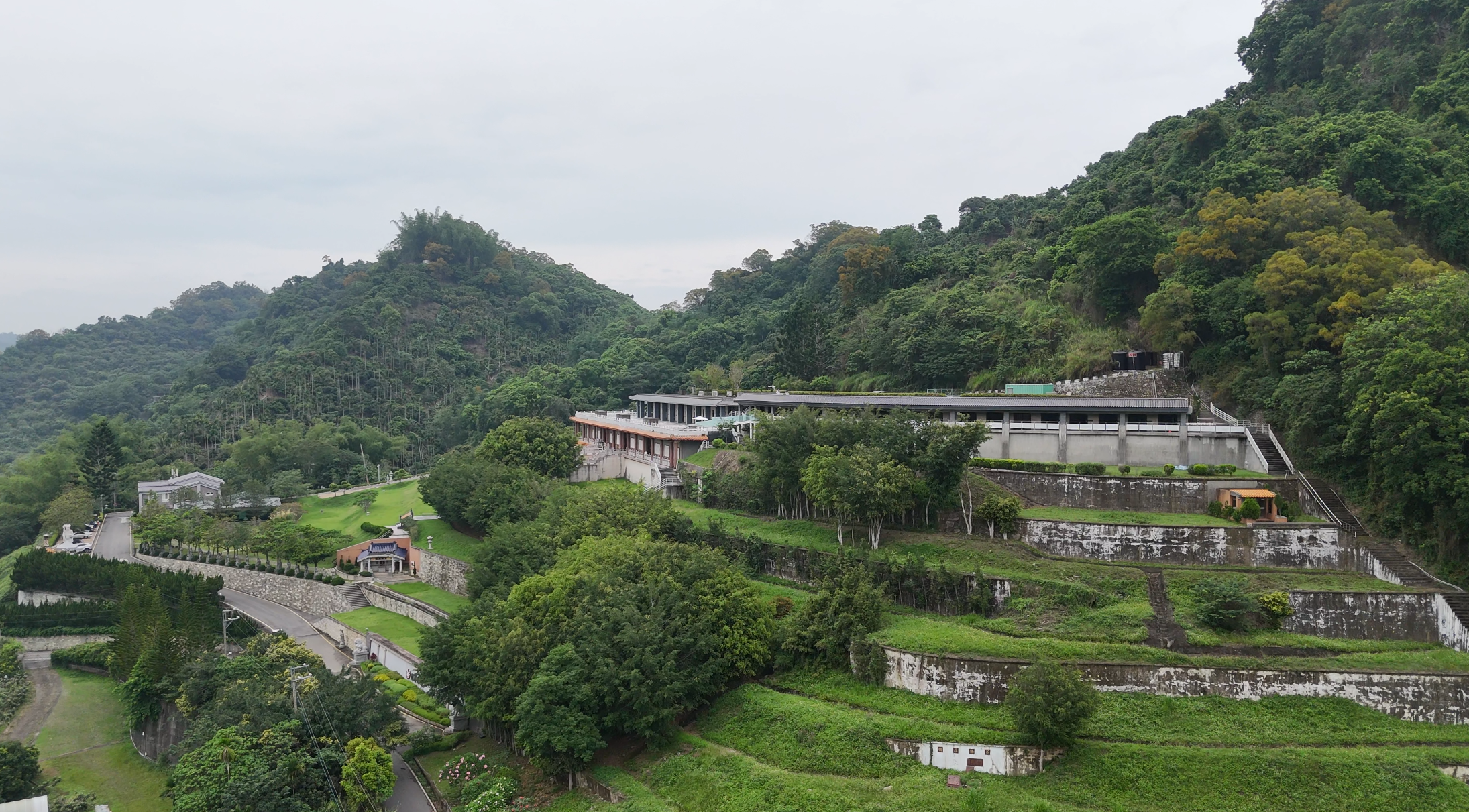 從以前的照片可以發現,山上原本應該是樹木和草地綠油油的一片。(讀者提供)
