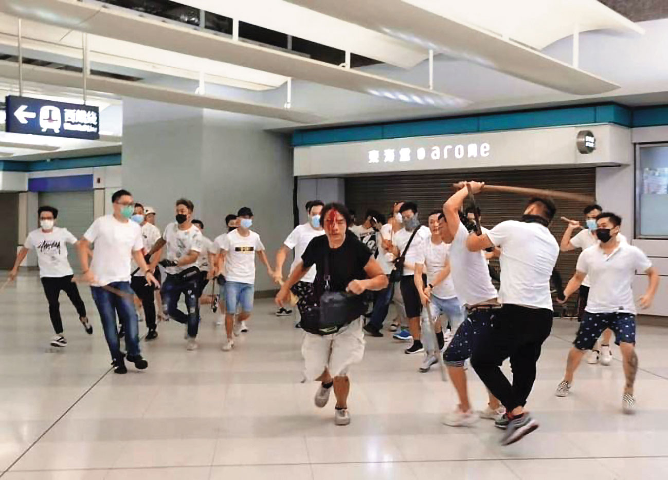 攻擊矢板明夫的男子是香港黑幫和勝和成員,該幫曾參與元朗襲擊事件。(翻攝香港突發事故報料區臉書)