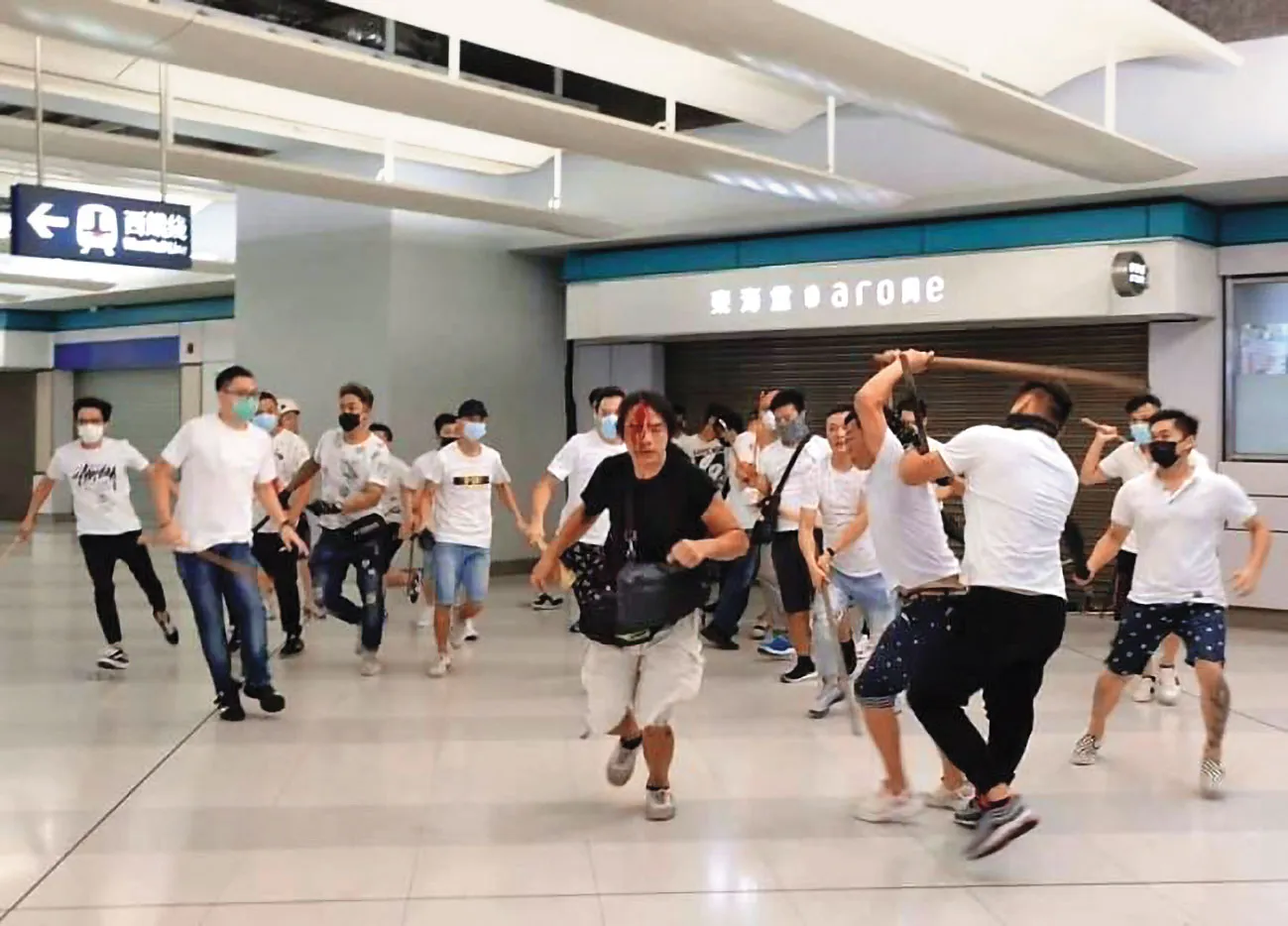 攻擊矢板明夫的男子是香港黑幫和勝和成員，該幫曾參與元朗襲擊事件。（翻攝香港突發事故報料區臉書）