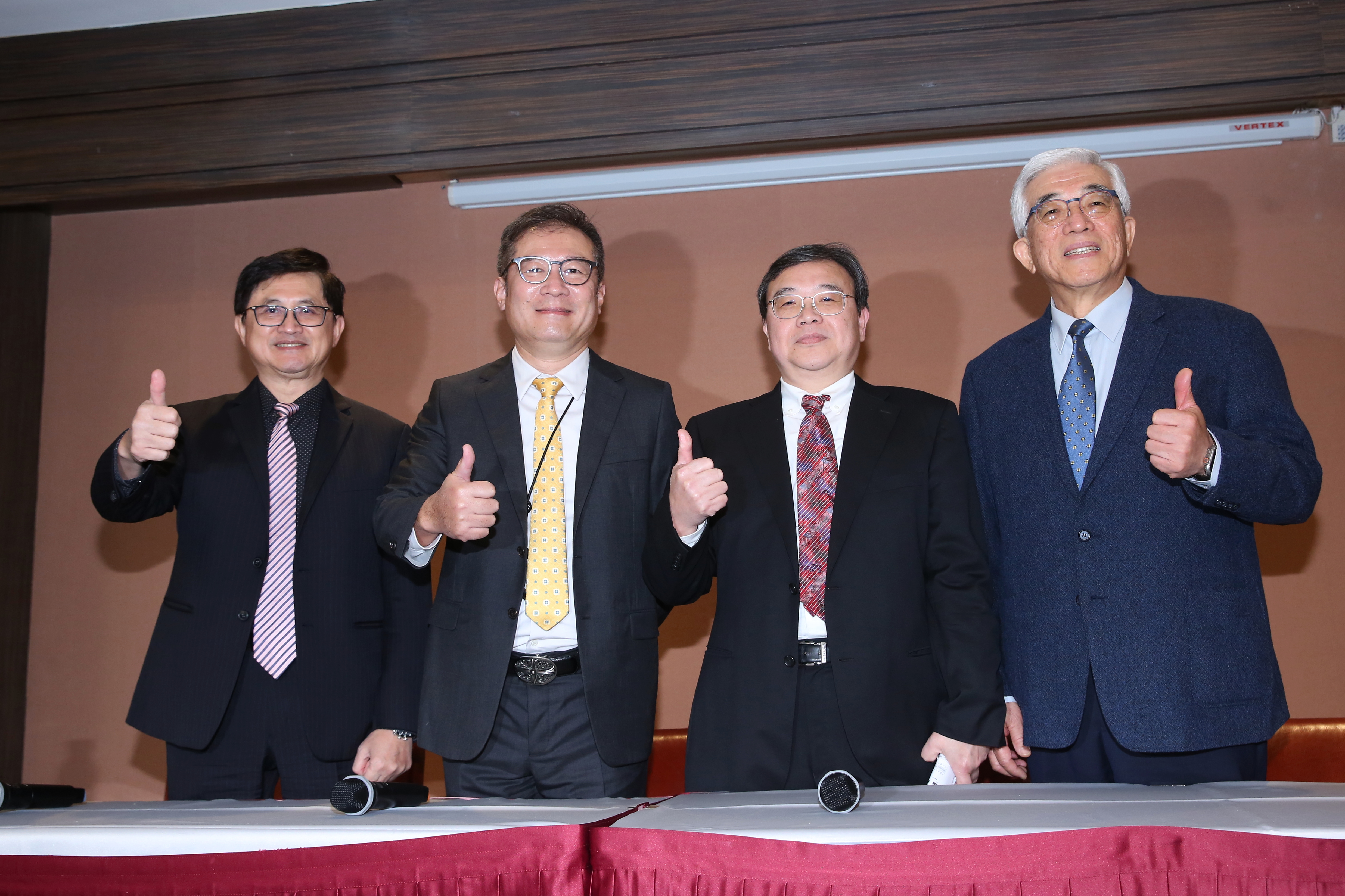 和碩以蘋果為最大營收來源，董事長童子賢（左1）期許，和碩未來最好像八爪章魚，越多腳越好。