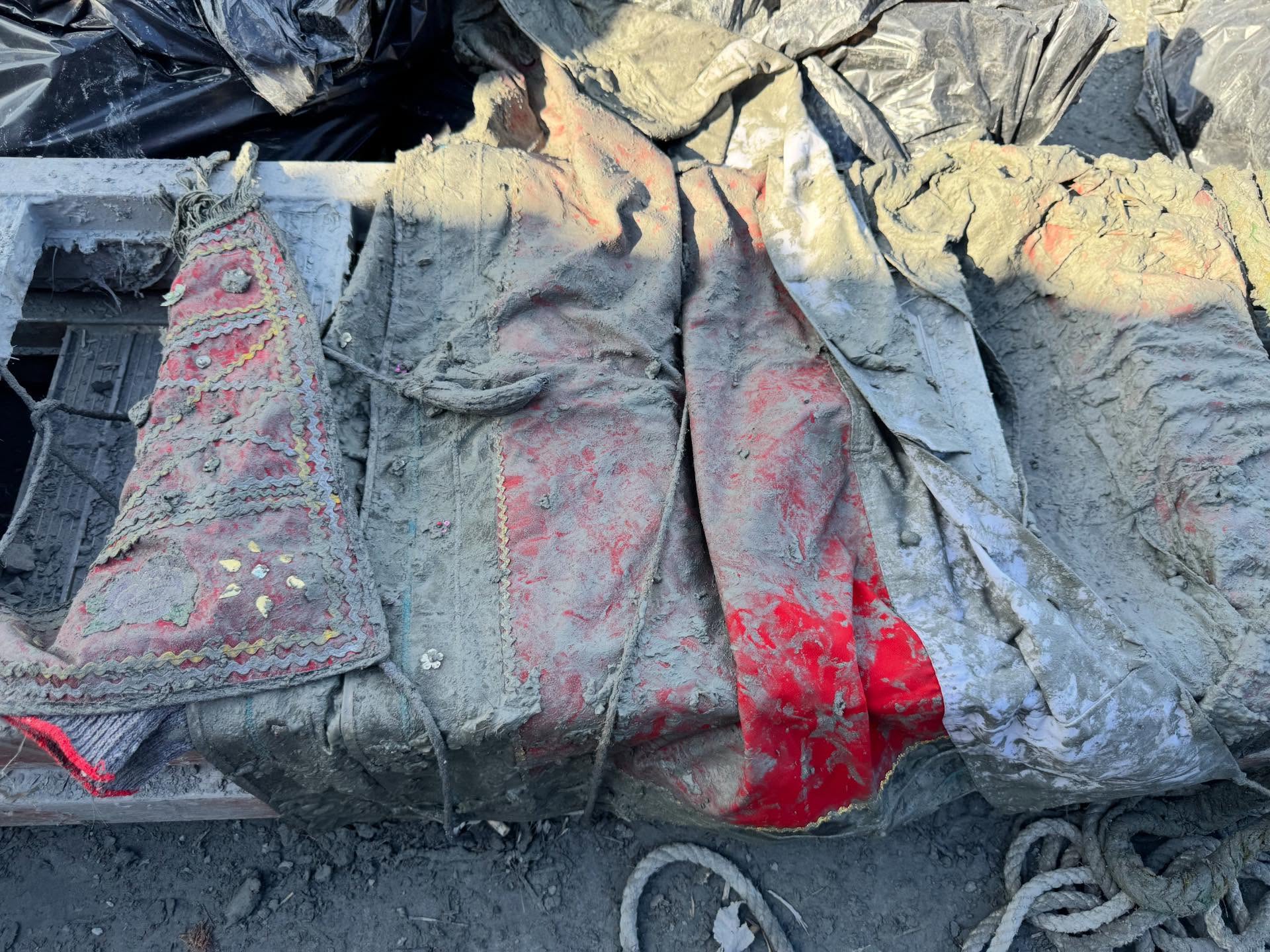 花蓮馬太鞍部落災後清理現場，有人小心翼翼地保留被泥覆蓋的族服，展現對家族文化的尊重。（instagram網友@tminun_na_rimuy_授權提供）