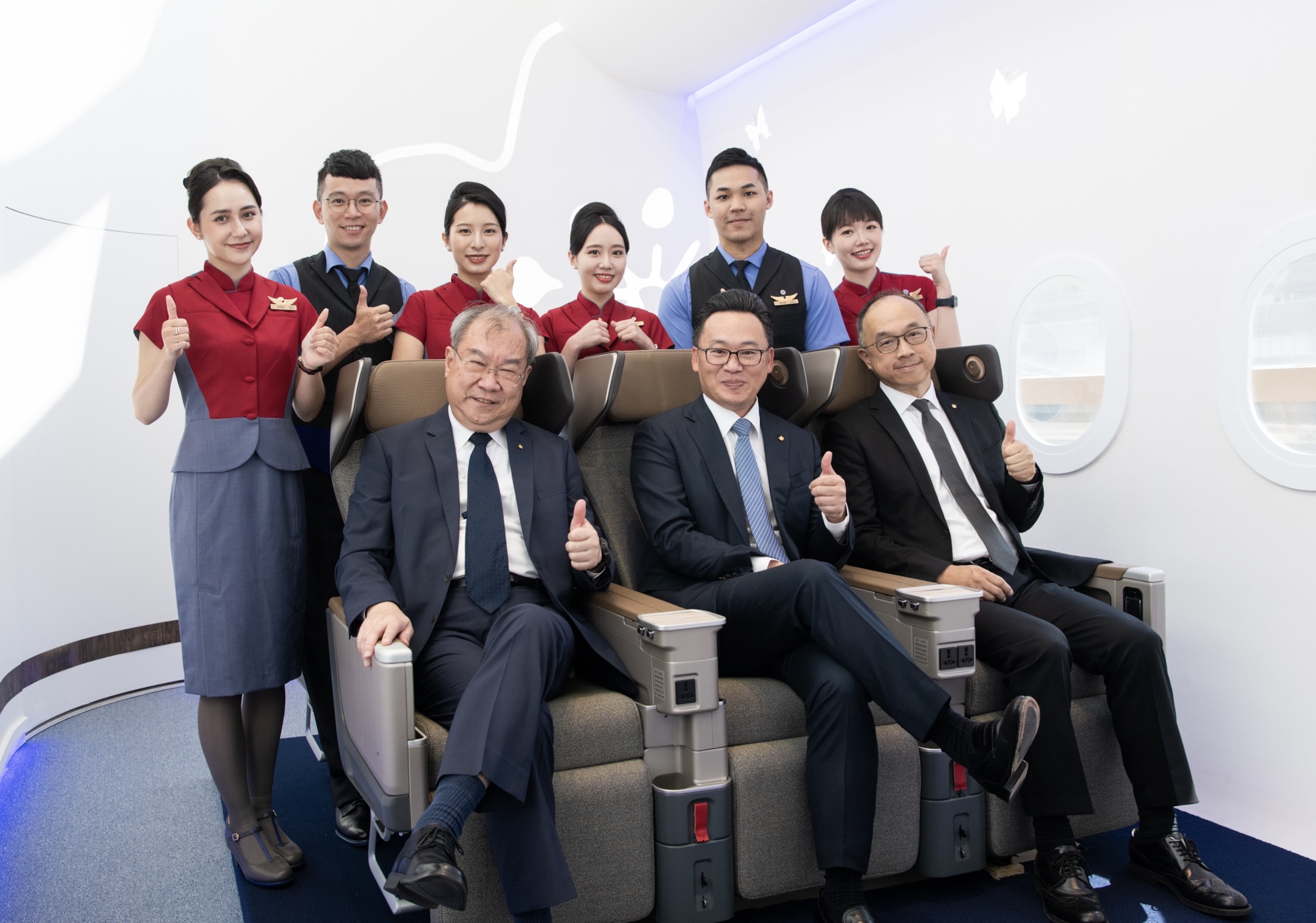華航首度公開全新787客機豪經艙座椅，董事長高星潢（從左至右）、總經理陳漢銘、台灣區處處長馮震宇親自體驗。業者提供