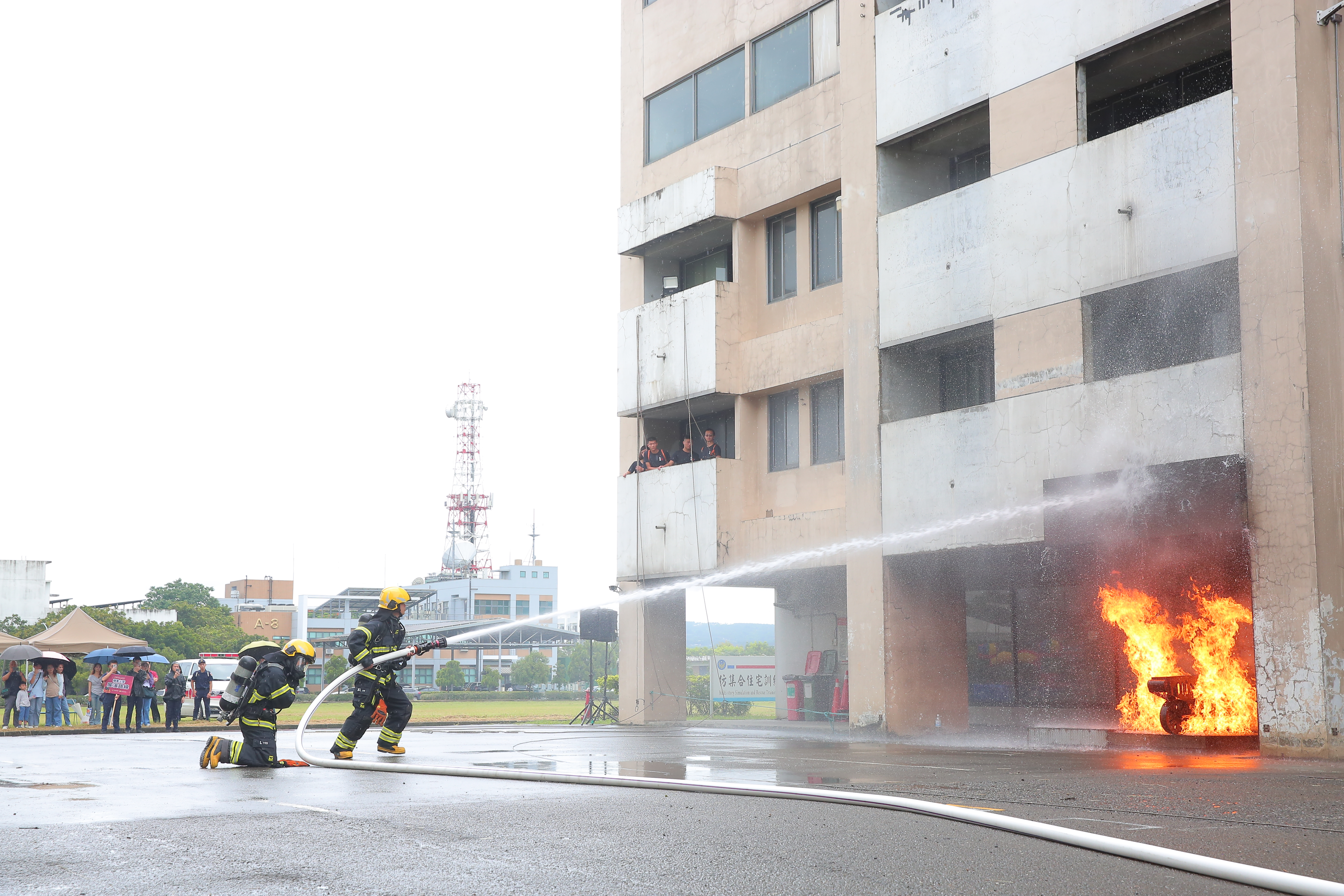 學生示範火災搶救，圖為機車火警展演。消防署提供