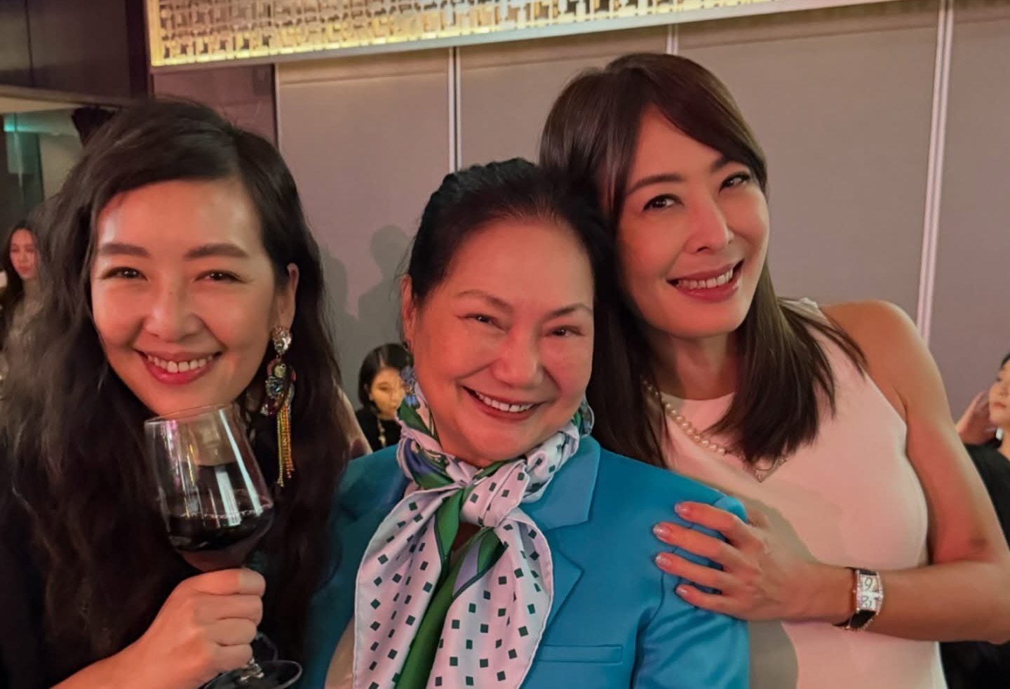 賈永婕年前才在王偉忠女兒歸寧宴和S媽開心合影。（翻攝自賈永婕臉書）