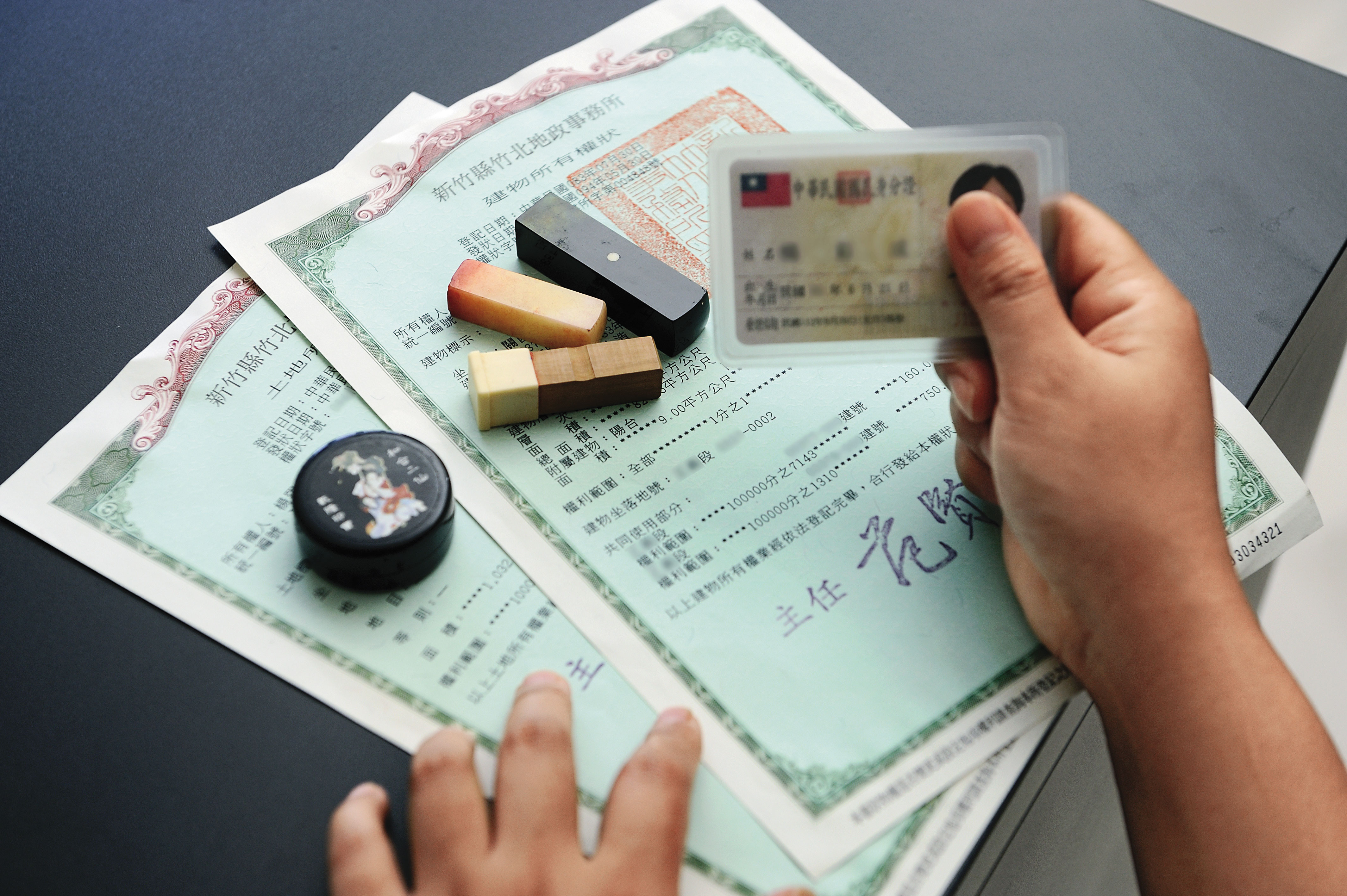 透露自己的帳號密碼，等於是拱手把錢送到別人口袋，絕對是大忌。