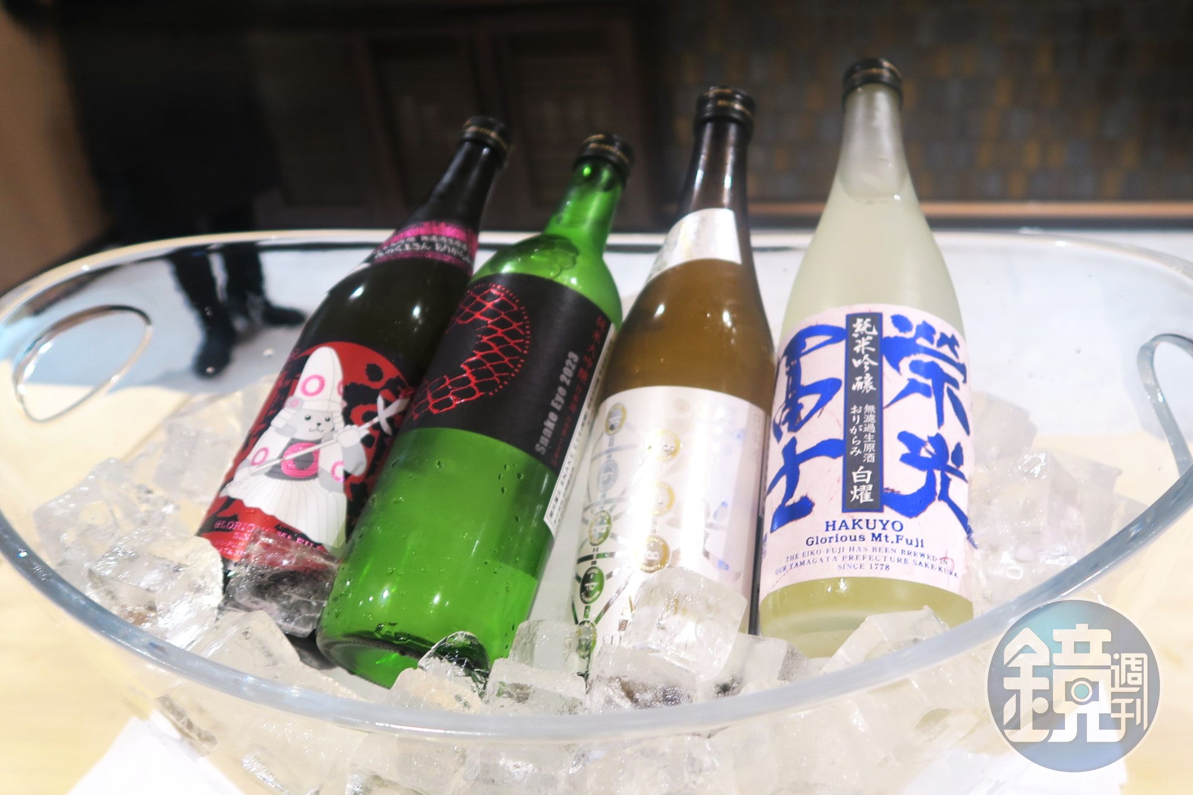 雖然台灣食客大多愛自己帶酒佐餐，但鮨嘉仁也提供專業的侍酒服務，圖中為有小14代之稱的榮光富士的出品。