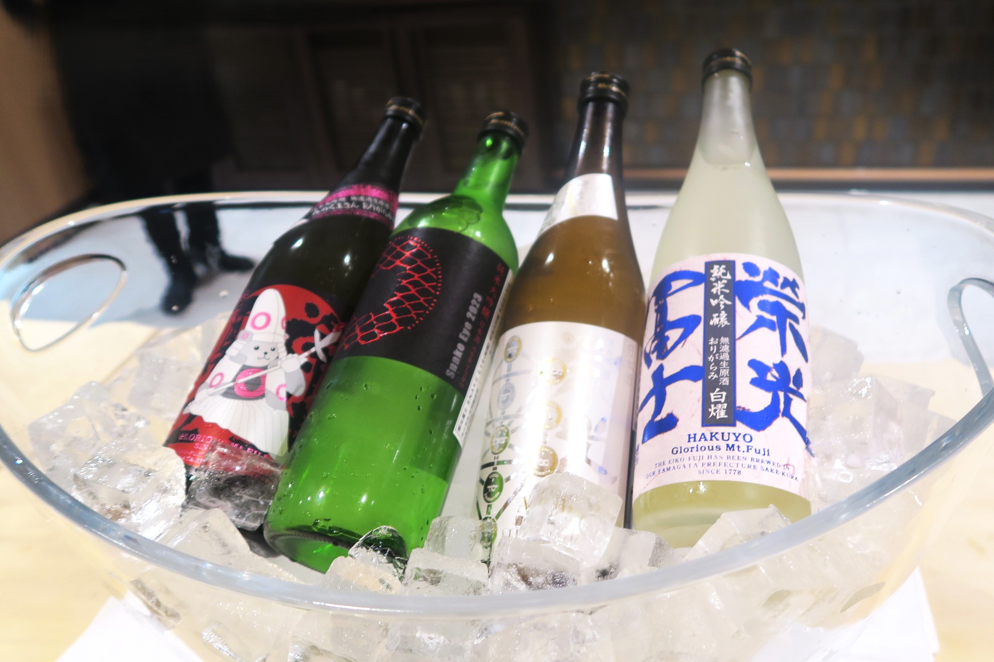 雖然台灣食客大多愛自己帶酒佐餐，但鮨嘉仁也提供專業的侍酒服務，圖中為有小14代之稱的榮光富士的出品。