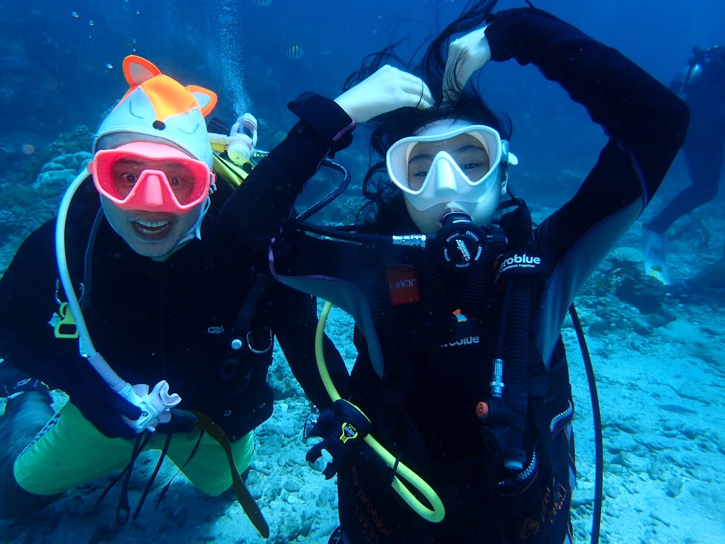 彈頭(左)會帶著女兒宋卉晴(右)一同體驗喜愛的潛水活動,兩人相處就像朋友。(美秀創意提供)