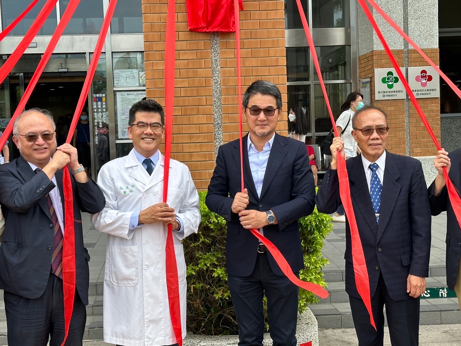 劉建國、農業部政次陳添壽等人為台大醫院雲林分院的「農民環境與職業健康中心」揭牌。（讀者提供）