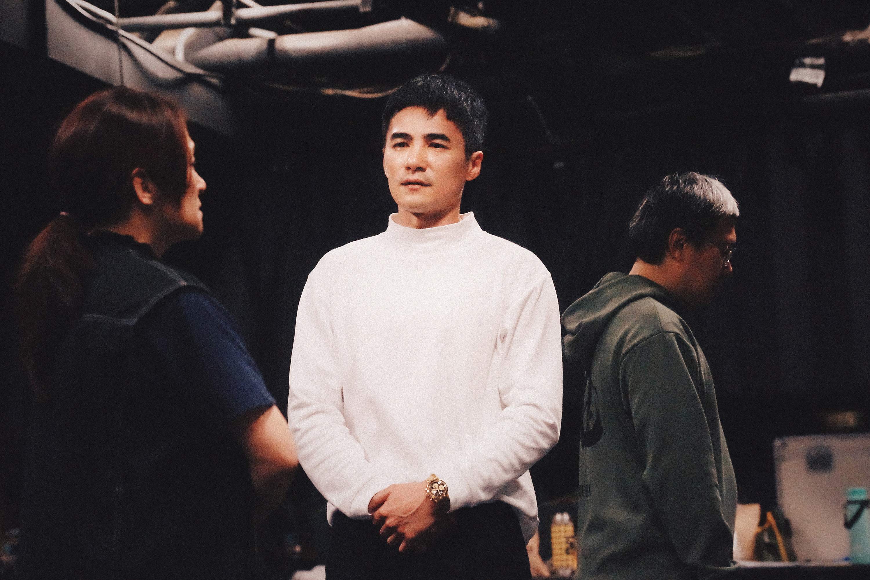 是元介（中）正在排演個人第一場音樂劇，而且是個黑化的角色。（故事工廠提供）
