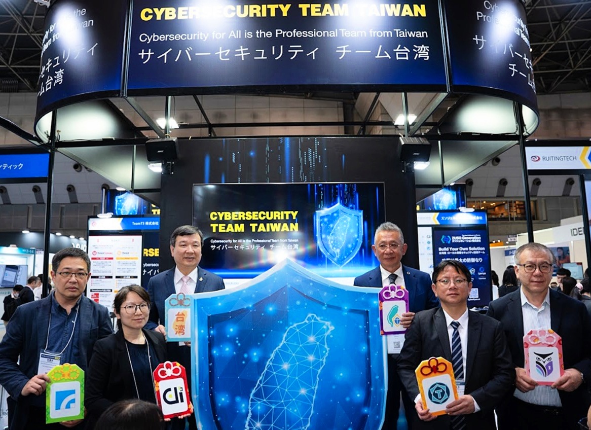 李逸洋出席日本IT Week台灣資安館的開幕儀式。（台灣資安大聯盟提供）