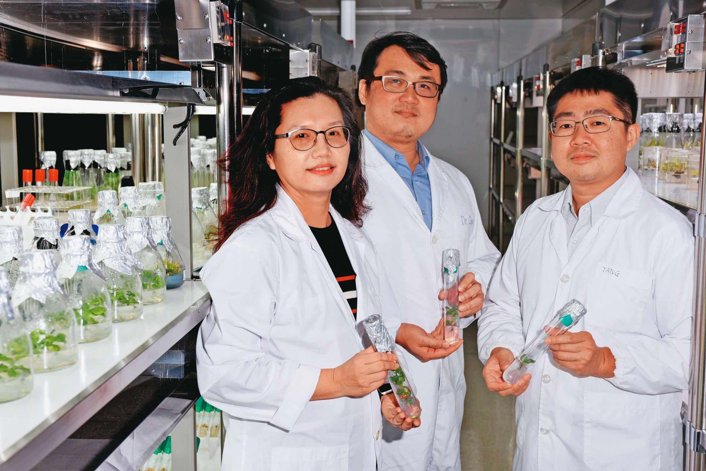 郭明棟延攬工研院生醫所專家潘一紅（左）加入，是美彤快速切入外泌體保養品的關鍵人物。（翻攝國家新創獎官網）