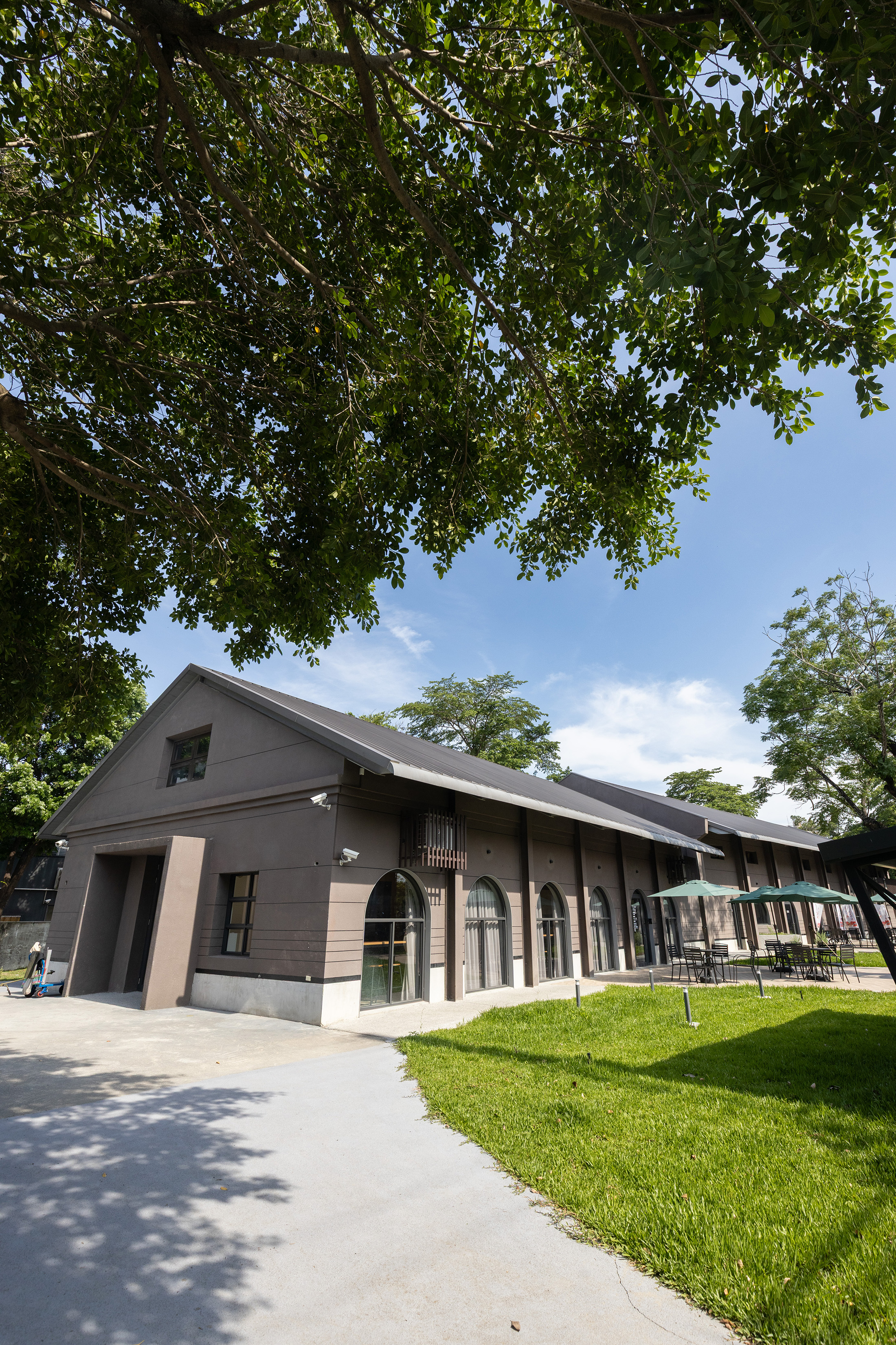 二號倉庫改建成青年旅宿，最多可睡40人。