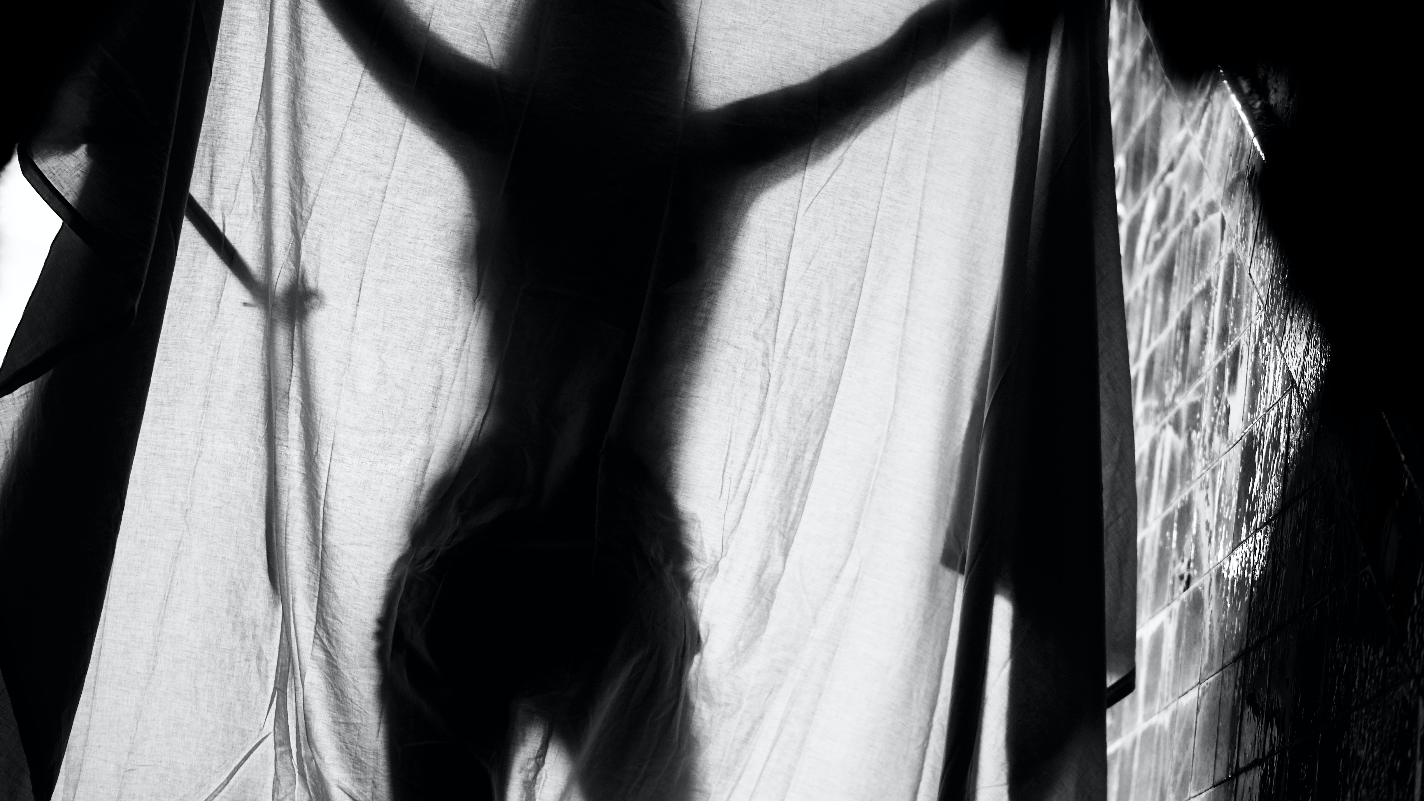 中國一對情侶開房激戰，沒想到窗簾太透光，意外變成直播活春宮。（示意圖，unsplash）
