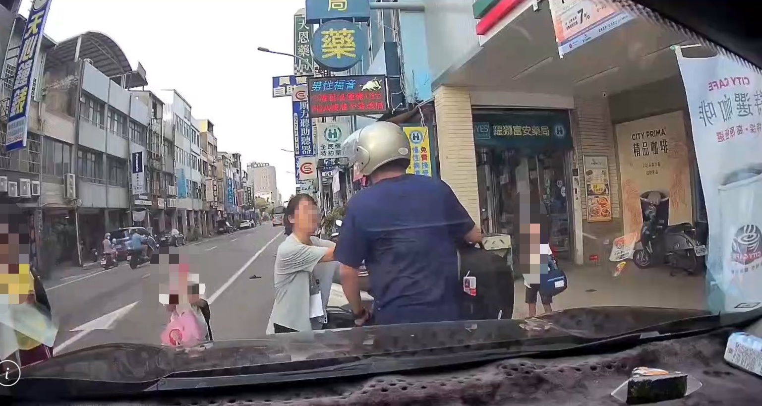 黃姓老師事後受訪表示，當時心想一定要將孩子救下來。（翻攝畫面）