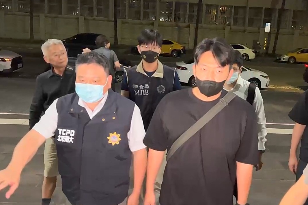 戴瑞甯（右）涉嫌恐嚇危安及違反個資法移送北檢，並於今晨檢方聲押禁見。（鏡新聞提供）