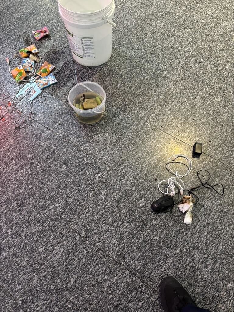 桃園機場第一航廈30日晚間發生旅客背包中行動電源自燃的意外。（警方提供）