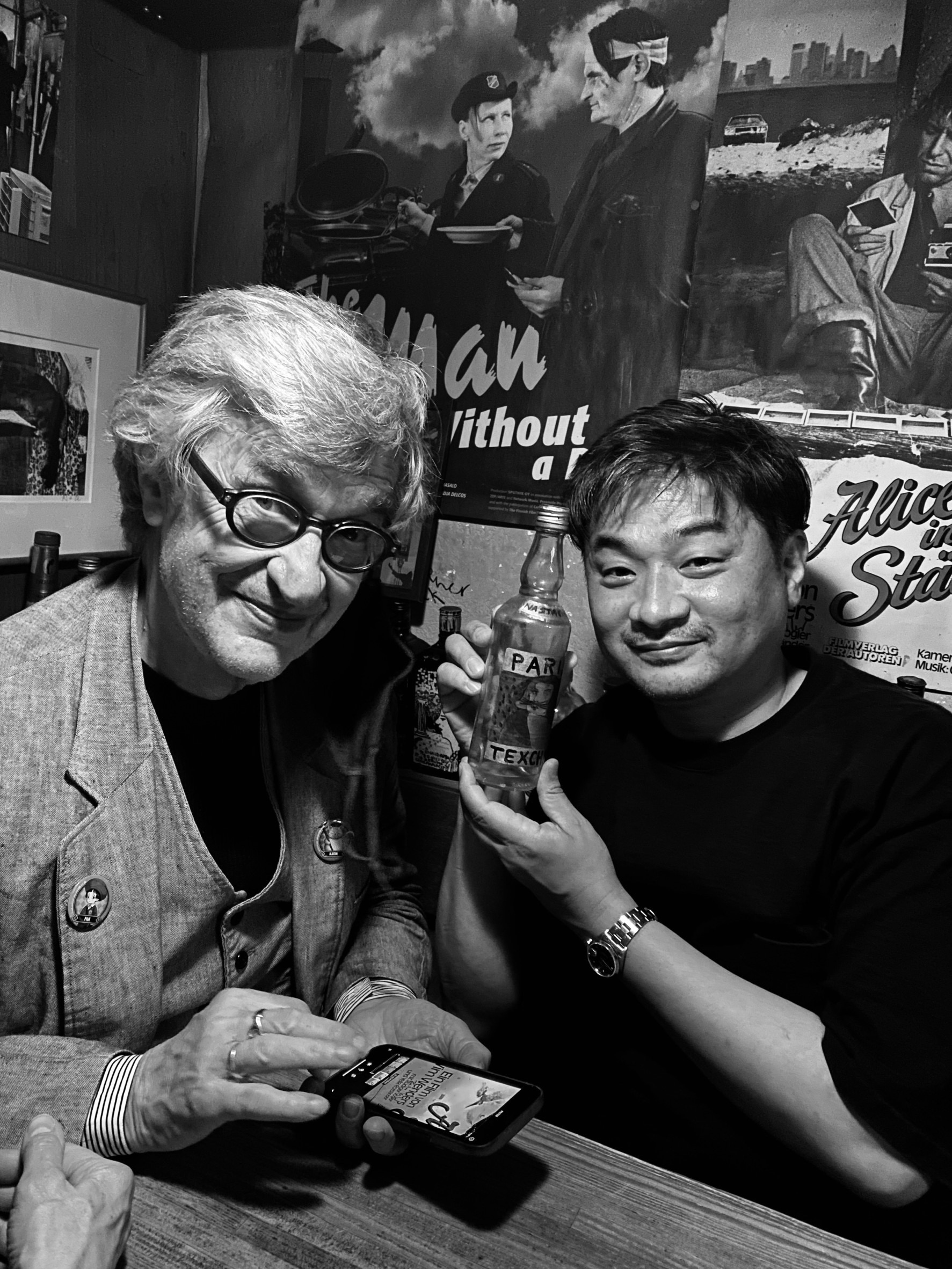 高崎卓馬(右)學生時期因喜愛文溫德斯導演的作品而買了8mm攝影機開始創作,《我的完美日常》讓他圓夢與文溫德斯合作編寫劇本。(甲上娛樂提供)