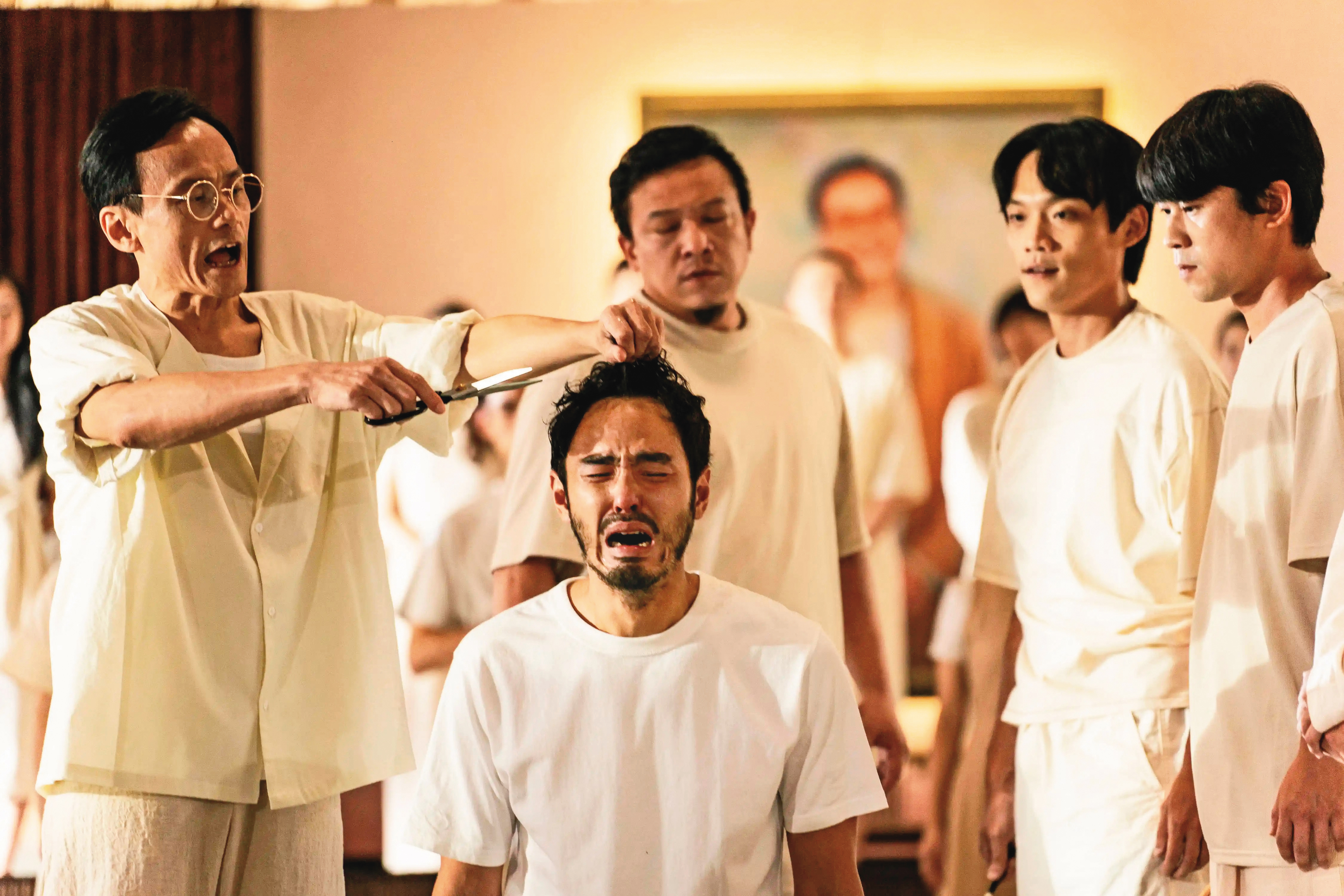 演藝事業一度沉寂的阮經天（左二），因主演電影《周處除三害》再創事業巔峰。