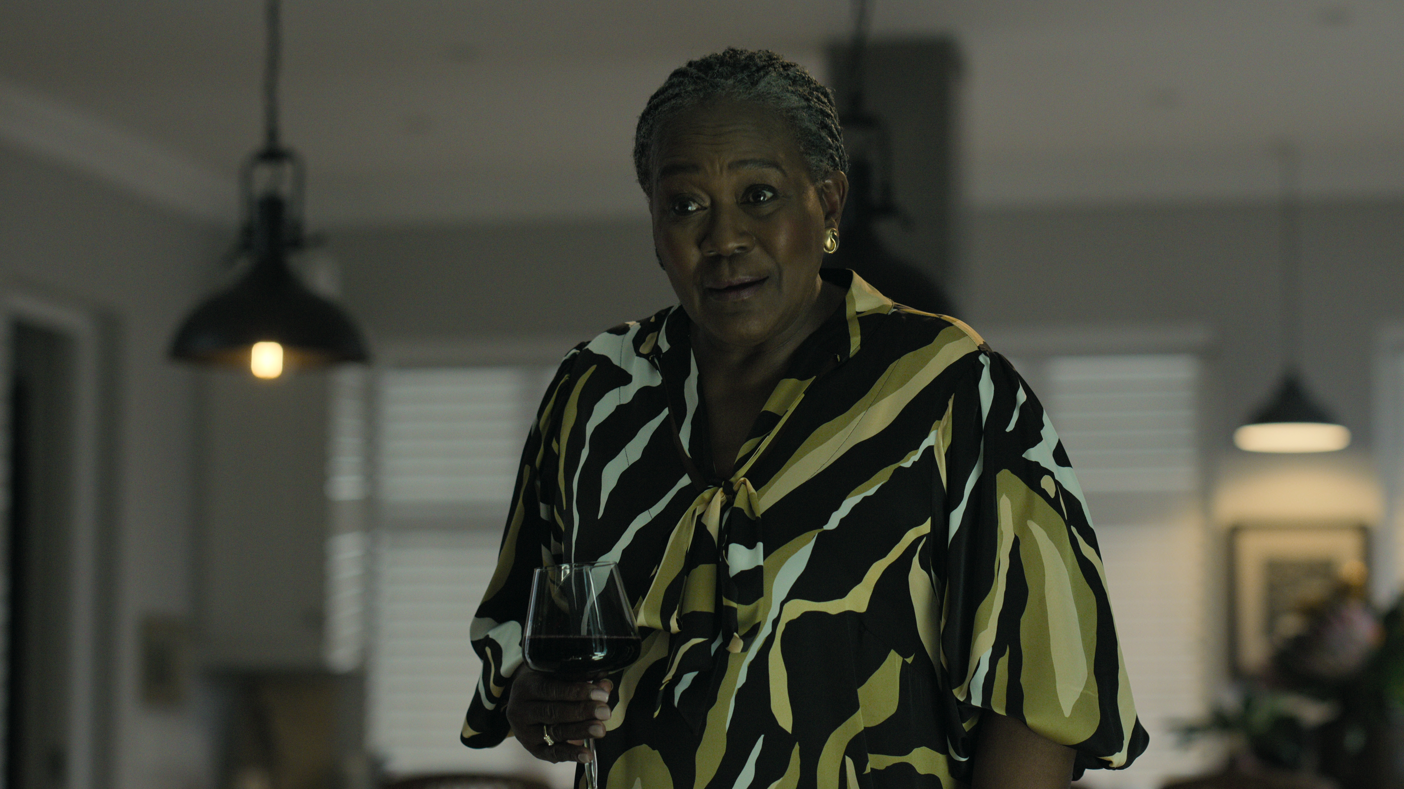 南非女星康尼丘梅生前最後的演出，是Netflix的南非電影《獵者之心》。（Netflix提供）