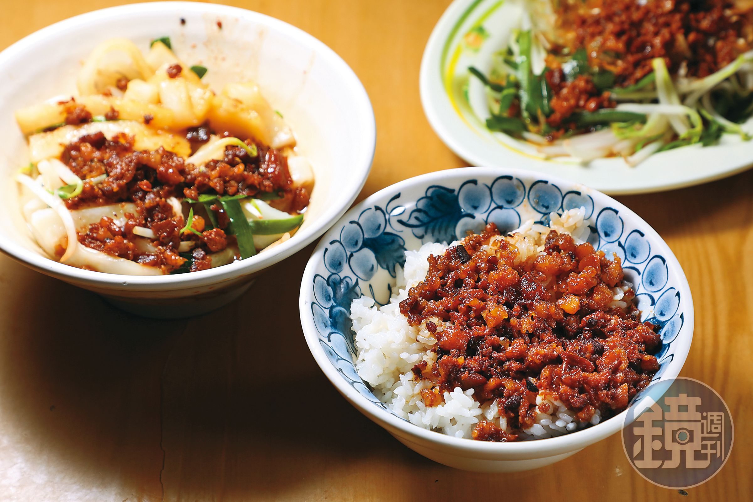 先點配菜，再點主食，皆可選乾或湯的，我點了「肉燥飯」（前，30元／碗）和「乾粿條」（左後，50元／碗）。