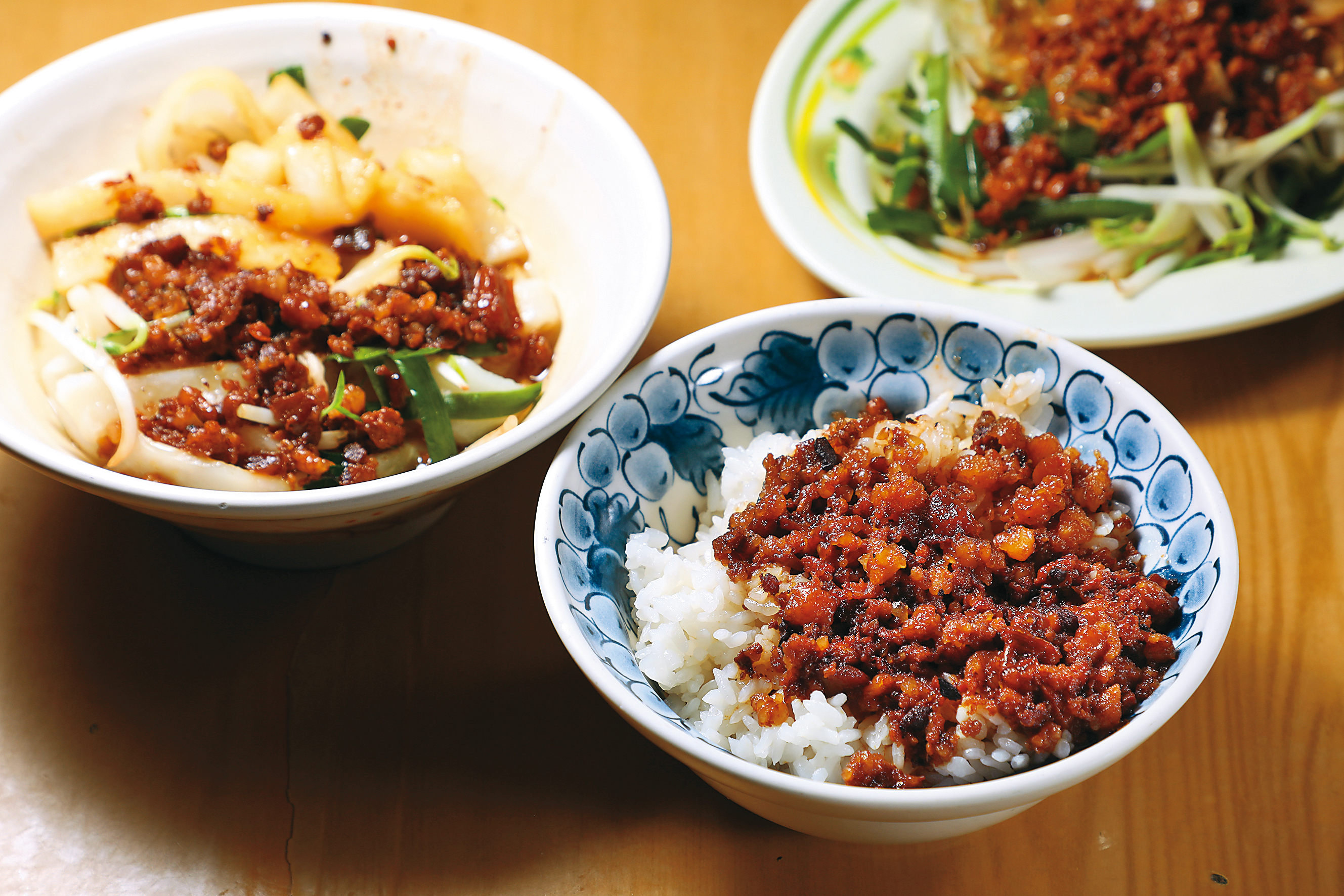 先點配菜，再點主食，皆可選乾或湯的，我點了「肉燥飯」（前，30元／碗）和「乾粿條」（左後，50元／碗）。
